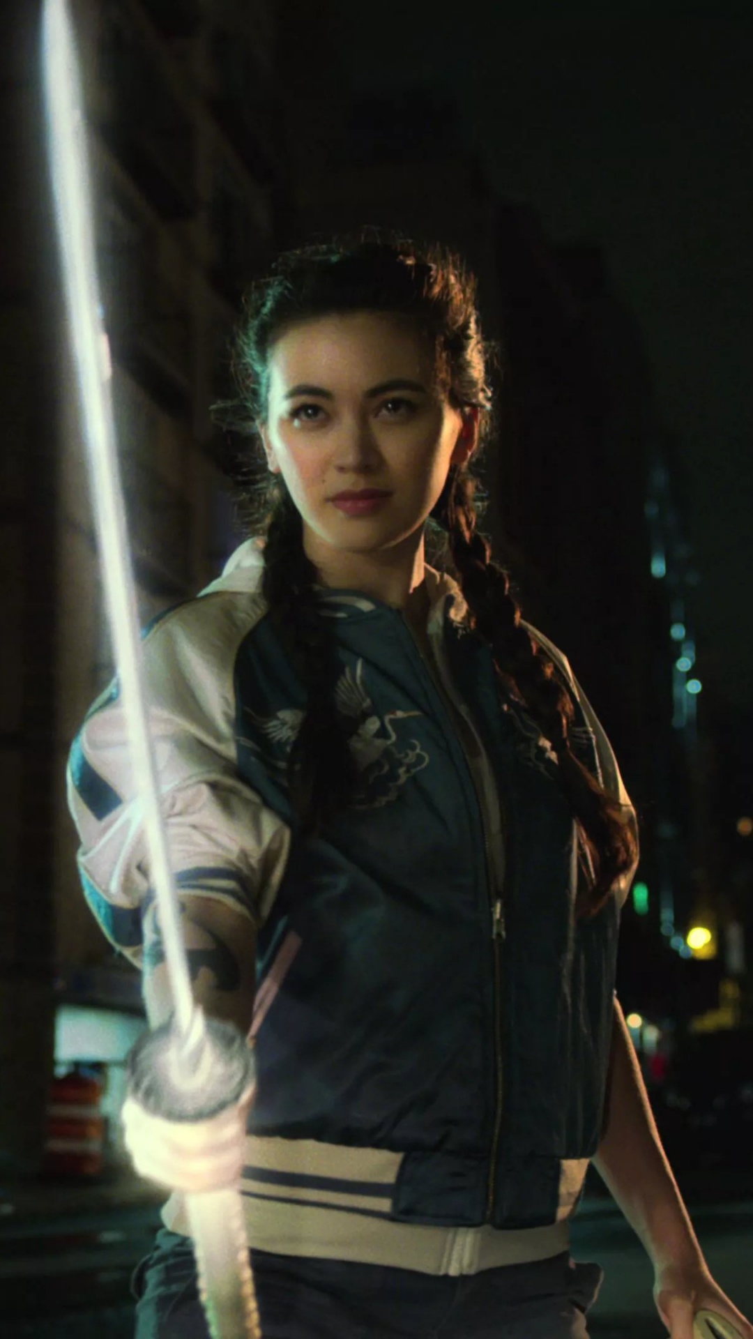 Frau in Schwarzer Jacke, Die Nachts Auf Dem Bürgersteig Steht. Wallpaper in 1080x1920 Resolution