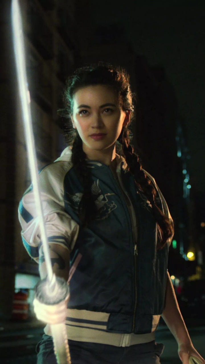 Femme en Veste Noire Debout Sur le Trottoir Pendant la Nuit. Wallpaper in 720x1280 Resolution