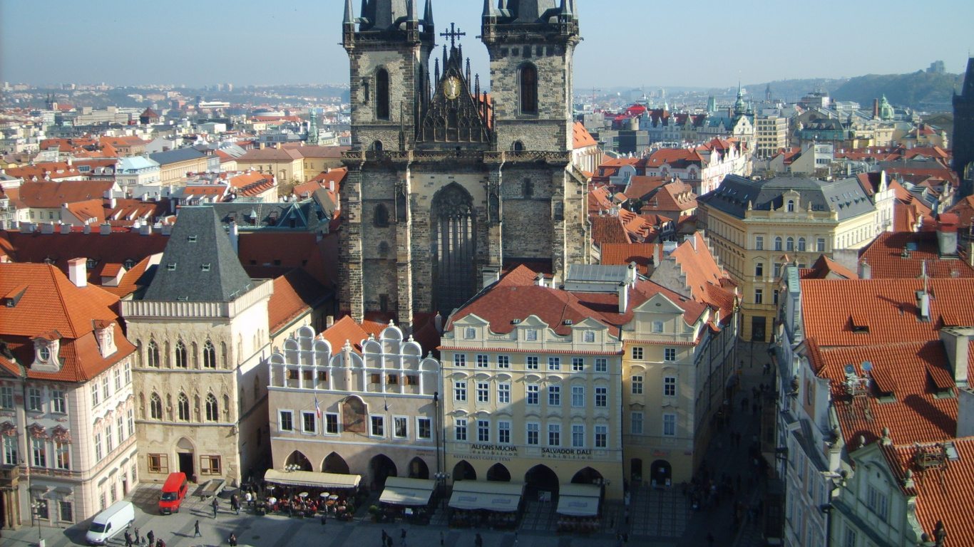 Edificio de Hormigón Marrón y Blanco Durante el Día.. Wallpaper in 1366x768 Resolution