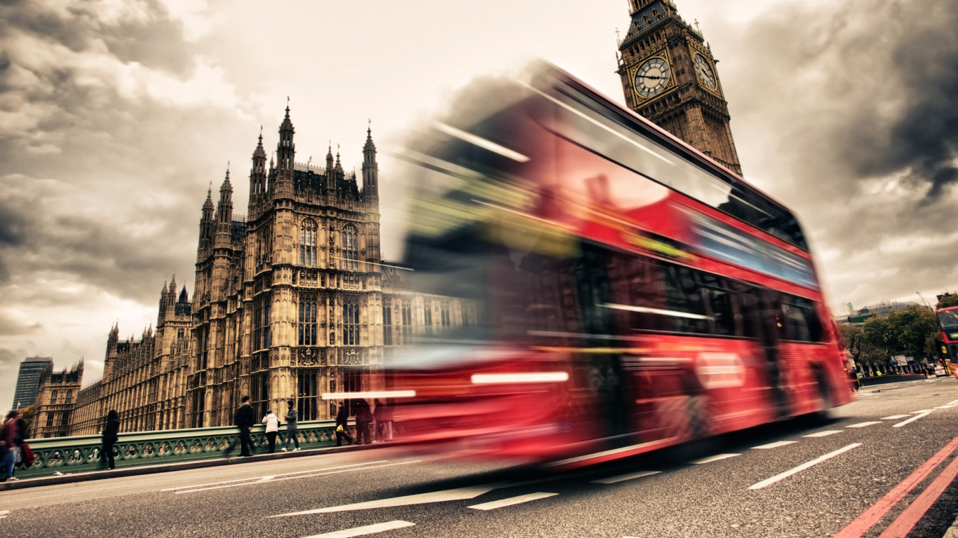 Zeitrafferaufnahmen Von Stadtgebäuden Bei Tag. Wallpaper in 1366x768 Resolution