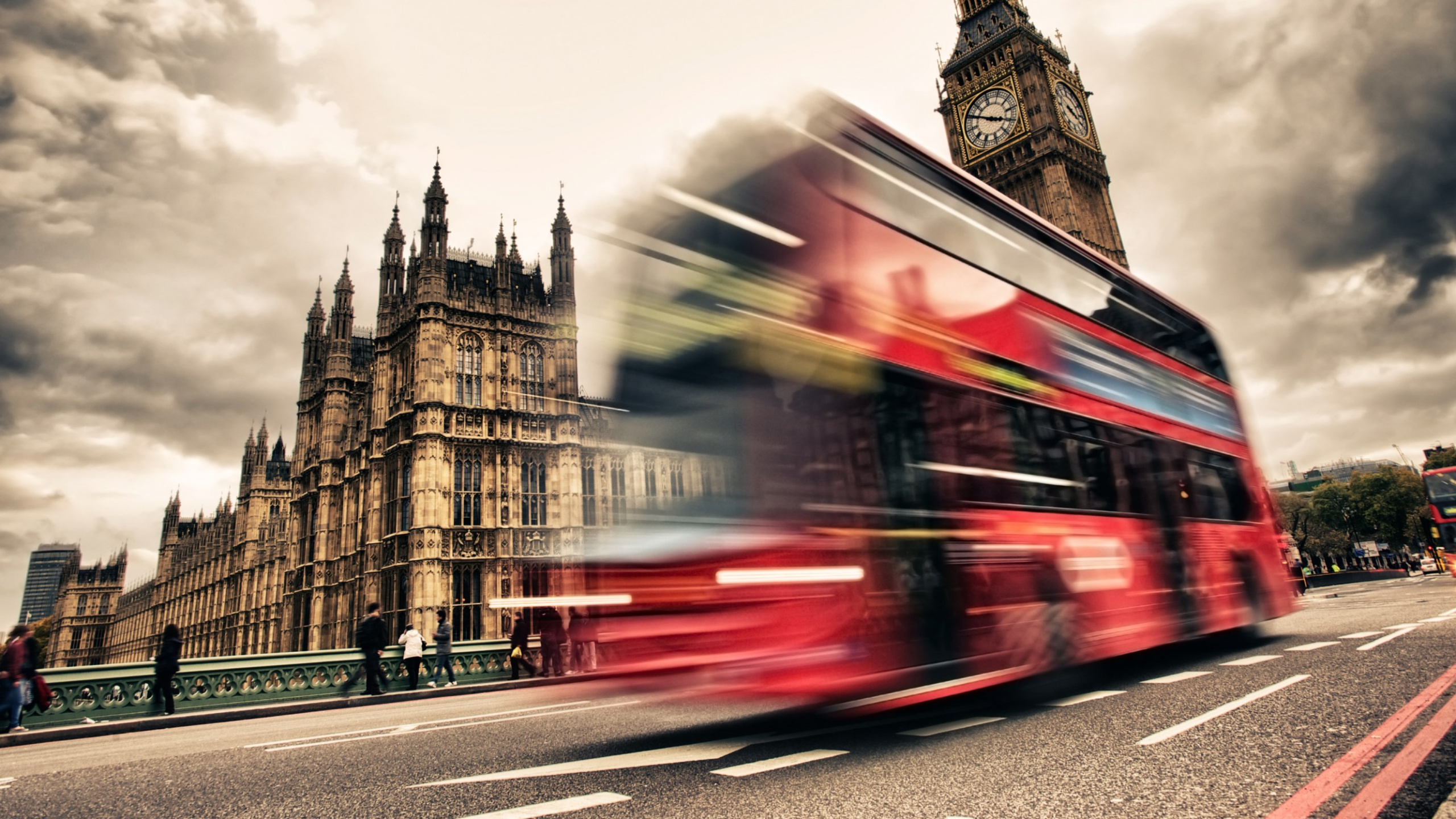 Zeitrafferaufnahmen Von Stadtgebäuden Bei Tag. Wallpaper in 2560x1440 Resolution