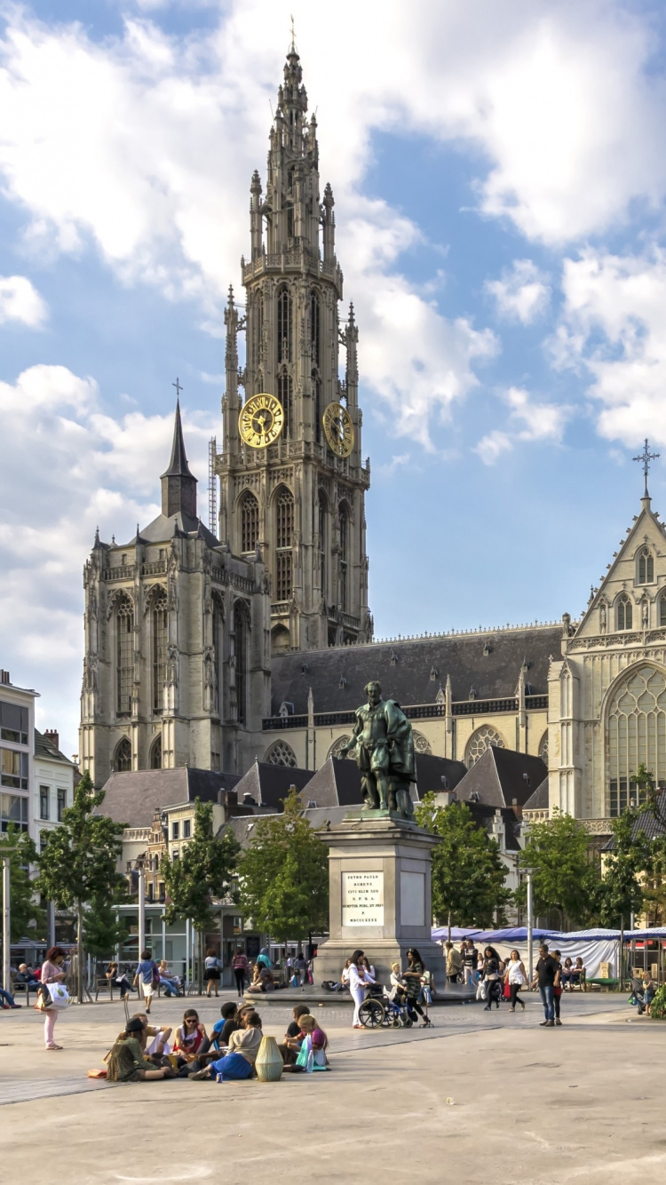 Gente Caminando Cerca Del Edificio de Hormigón Gris Durante el Día. Wallpaper in 750x1334 Resolution