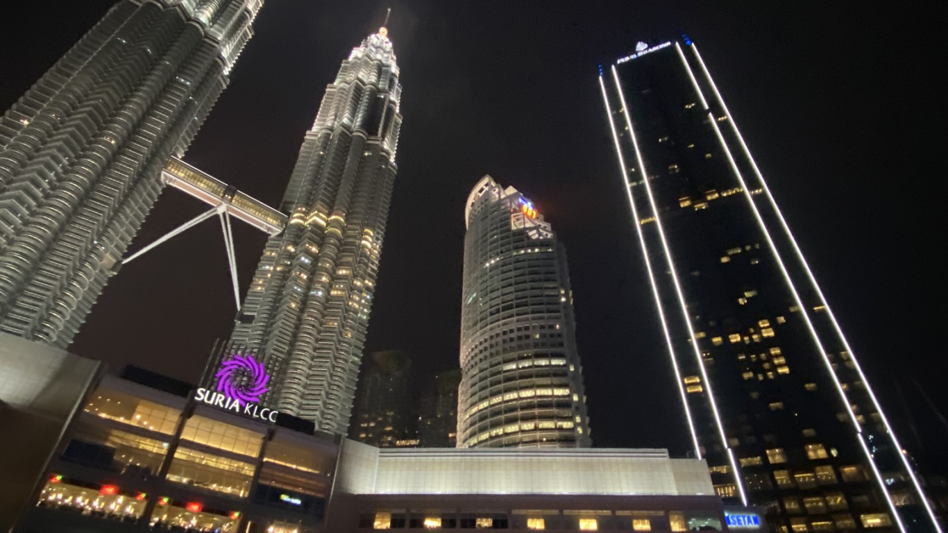 Petronas Towers, Kuala Lumpur, Malaysia, Petronas Twin Towers, Body of Water. Wallpaper in 1366x768 Resolution