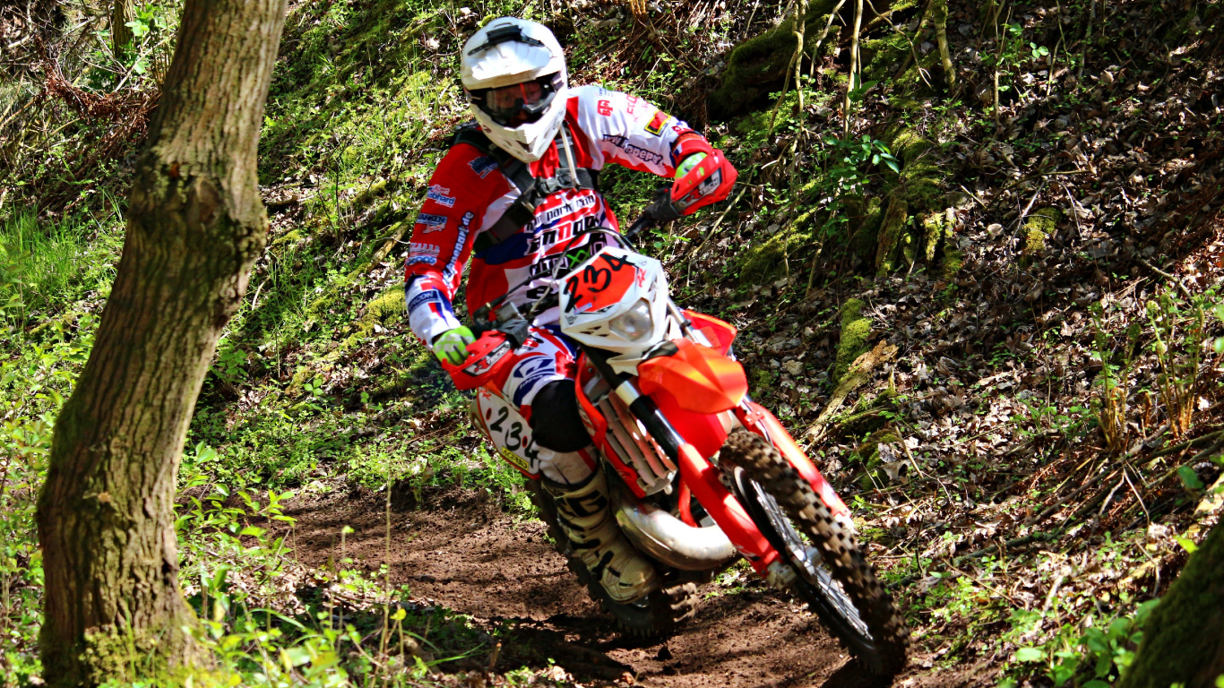 Hombre en Traje de Motocross Rojo y Blanco Montando Motocross Dirt Bike. Wallpaper in 1366x768 Resolution