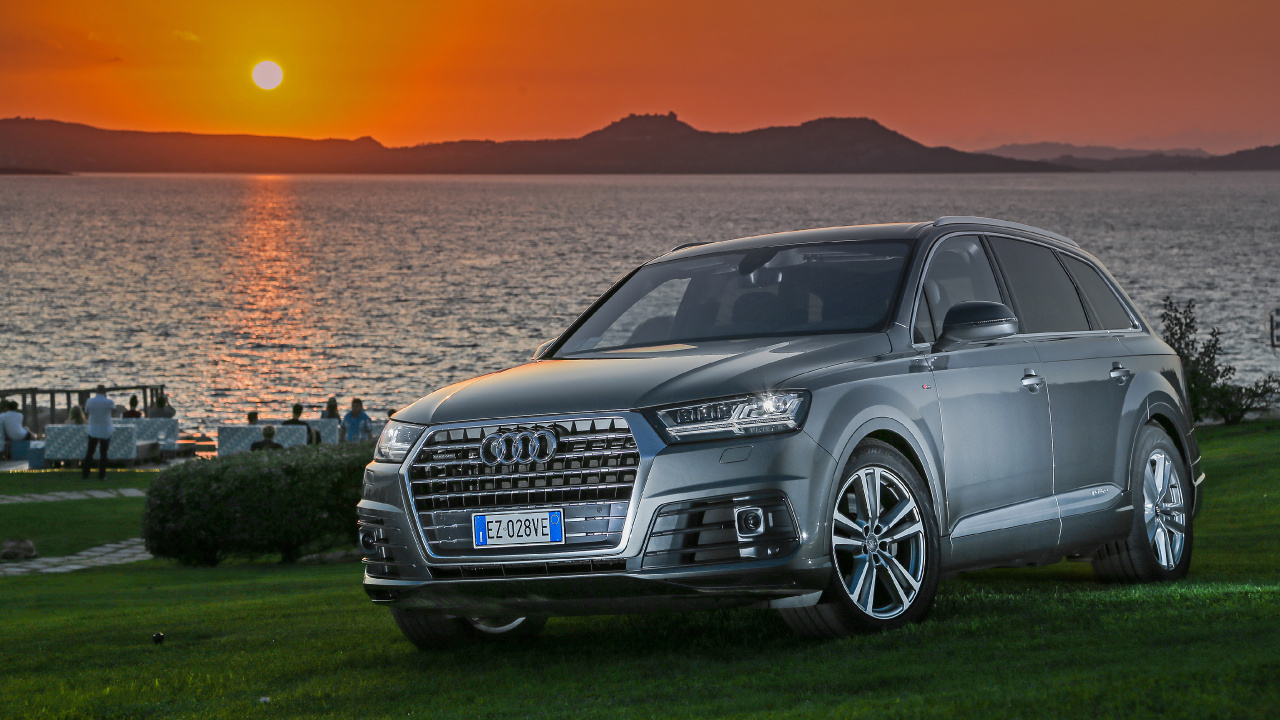 Audi Noire a 4 Sur Terrain D'herbe Verte Pendant le Coucher du Soleil. Wallpaper in 1280x720 Resolution