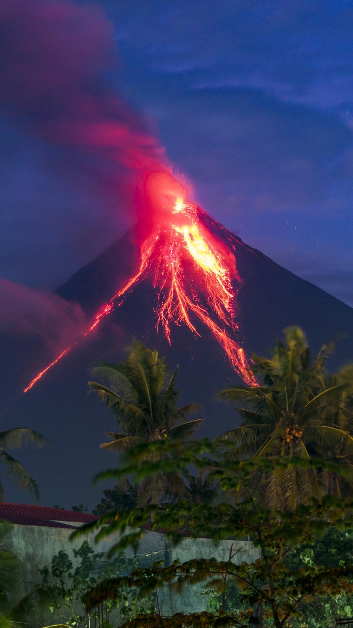 Lightning Strike on Mountain During Night Time. Wallpaper in 720x1280 Resolution