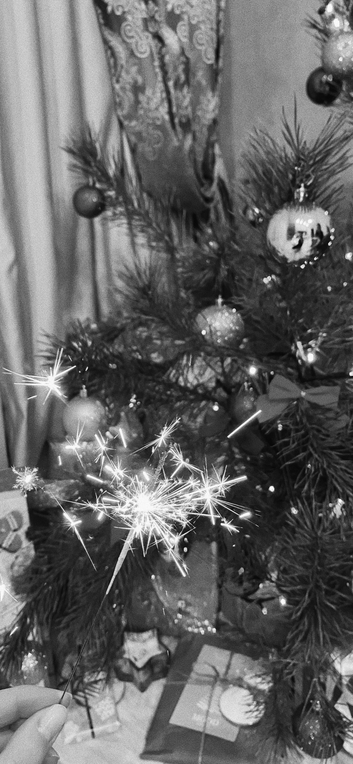 Weihnachtsbaum, Weihnachten, Schwarz Und Weiß, Weihnachtsdekoration, Fir. Wallpaper in 1125x2436 Resolution