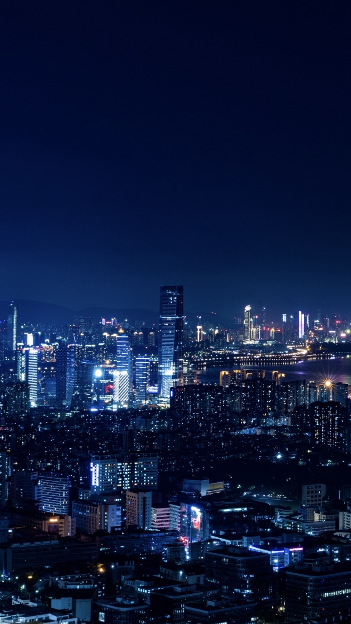 Stadt Mit Hochhäusern Während Der Nacht. Wallpaper in 720x1280 Resolution