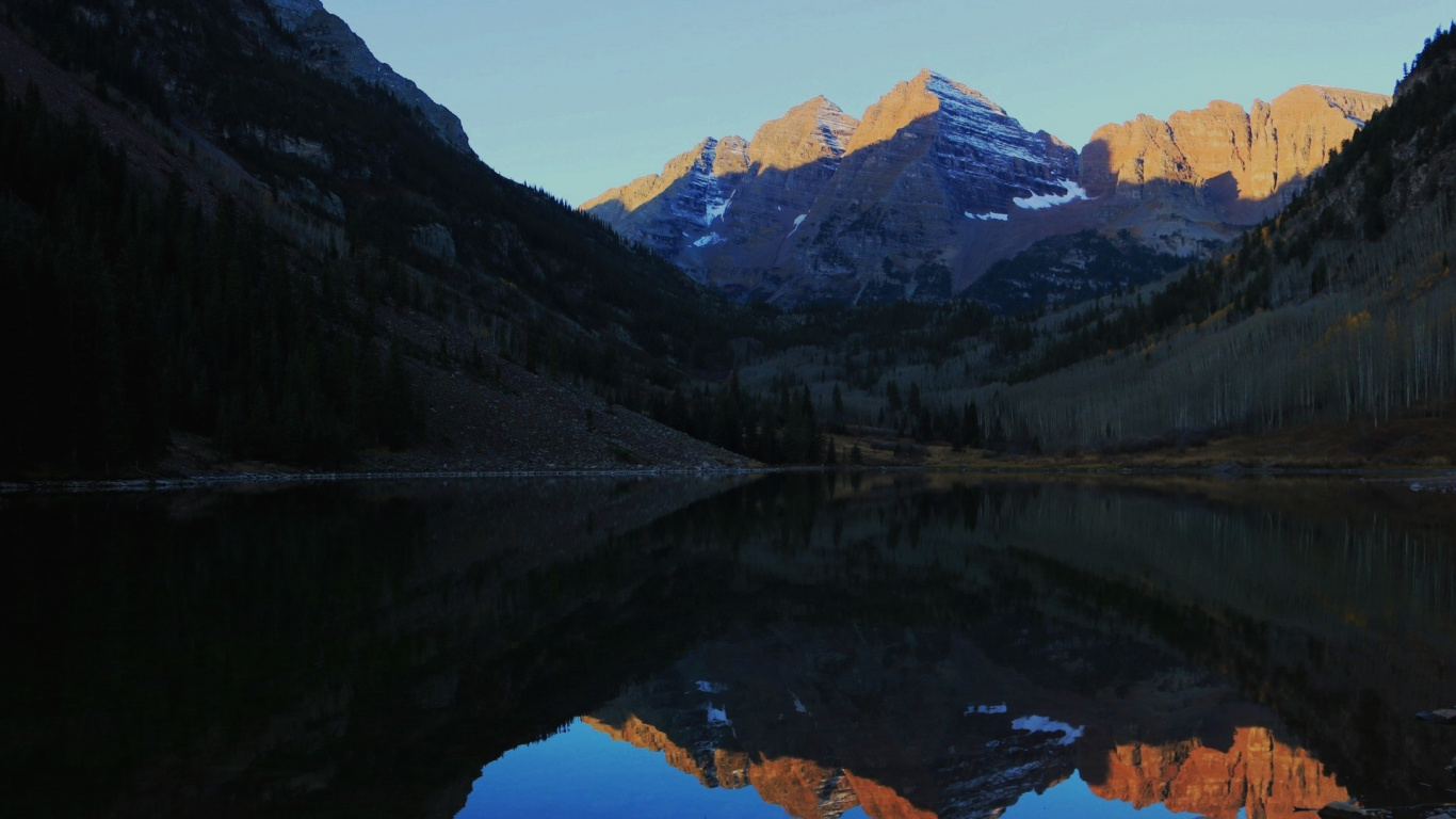 Lago en Medio de Las Montañas. Wallpaper in 1366x768 Resolution