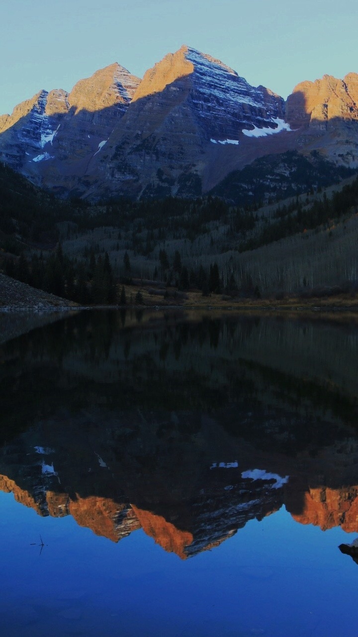 Lago en Medio de Las Montañas. Wallpaper in 720x1280 Resolution