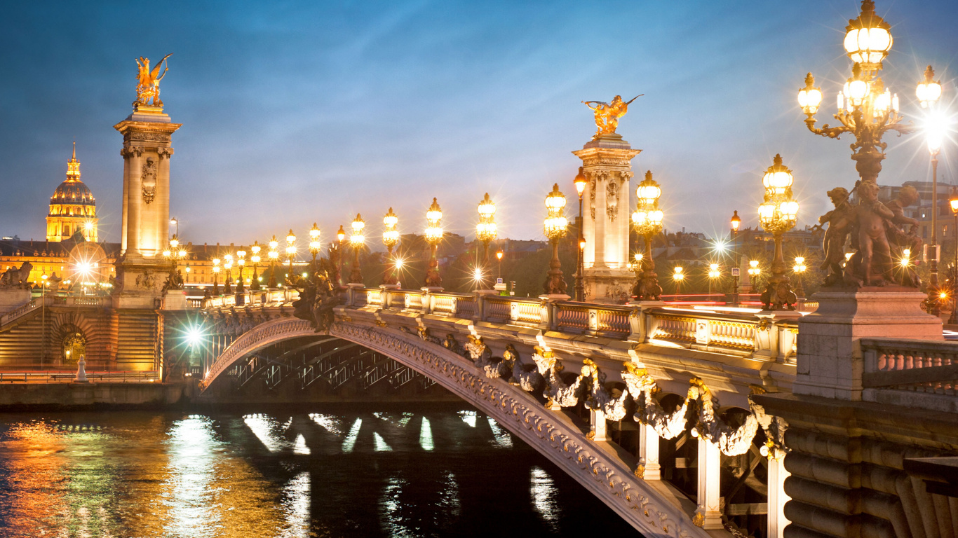 Leute, Die Nachts Auf Der Brücke Gehen. Wallpaper in 1366x768 Resolution