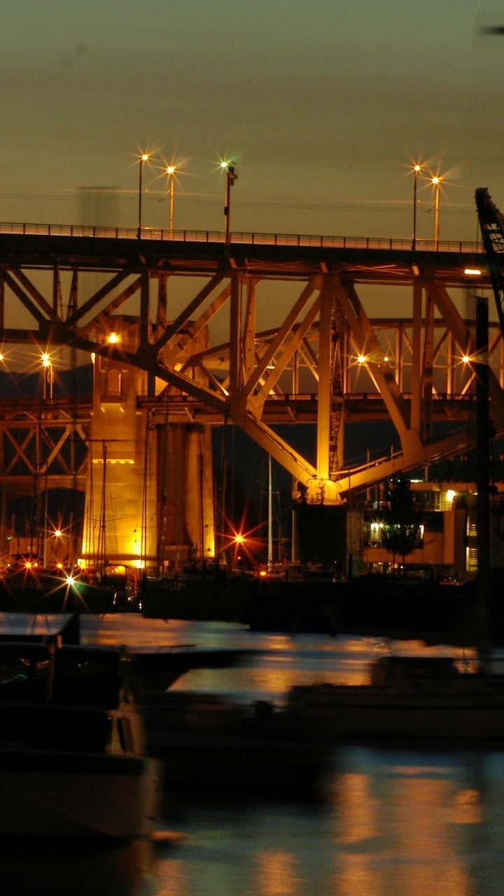 Barco Sobre el Agua Cerca Del Puente Durante la Noche. Wallpaper in 720x1280 Resolution
