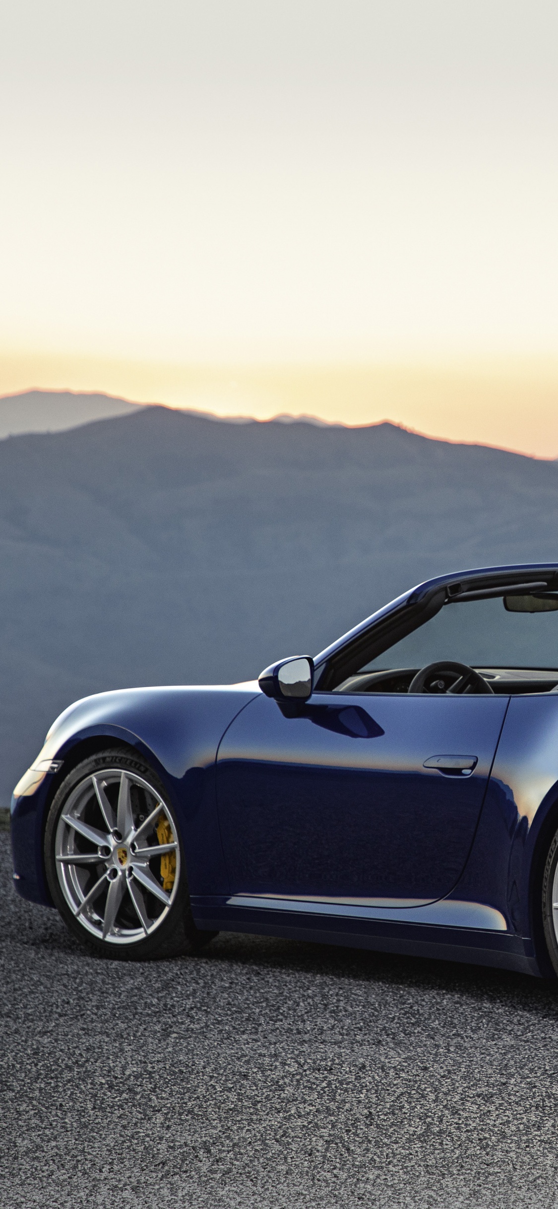 Coupé Bmw m 3 Bleu Sur Route Asphaltée Grise Pendant la Journée. Wallpaper in 1125x2436 Resolution