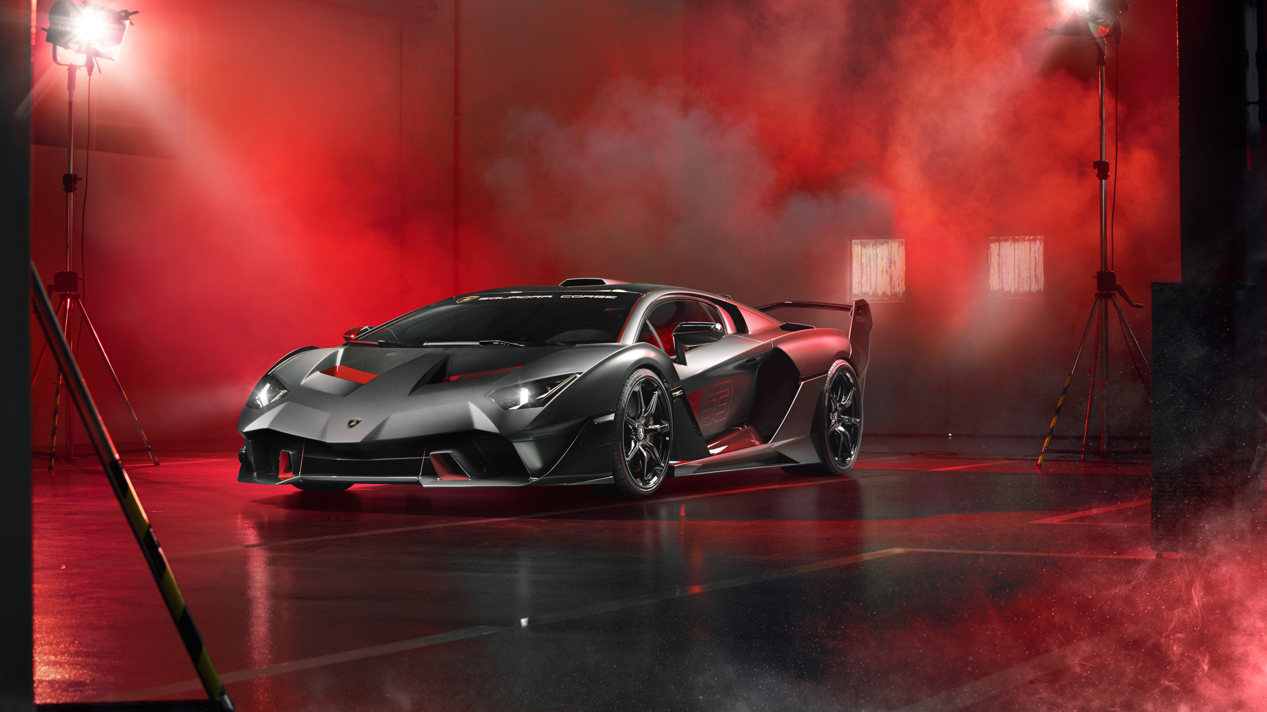 Lamborghini Aventador Negro en Una Habitación Roja. Wallpaper in 2560x1440 Resolution