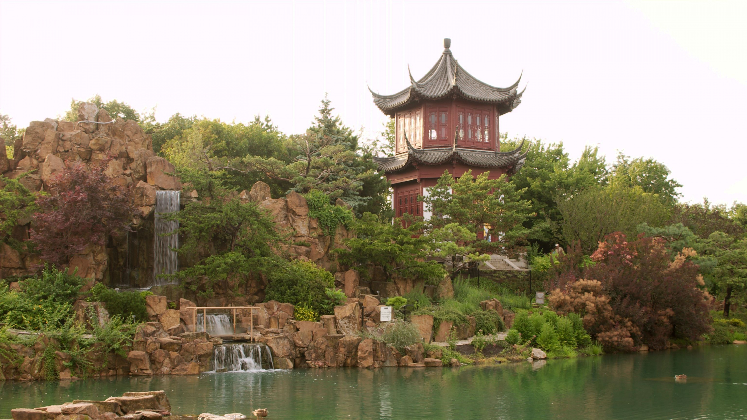 Brown and Red Temple Near Body of Water During Daytime. Wallpaper in 2560x1440 Resolution