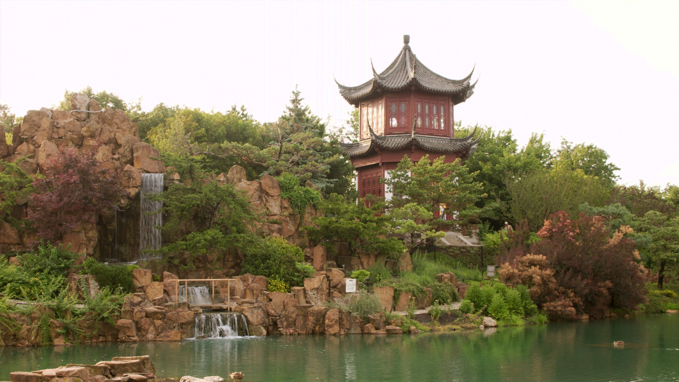 Temple Brun et Rouge Près D'un Plan D'eau Pendant la Journée. Wallpaper in 1366x768 Resolution