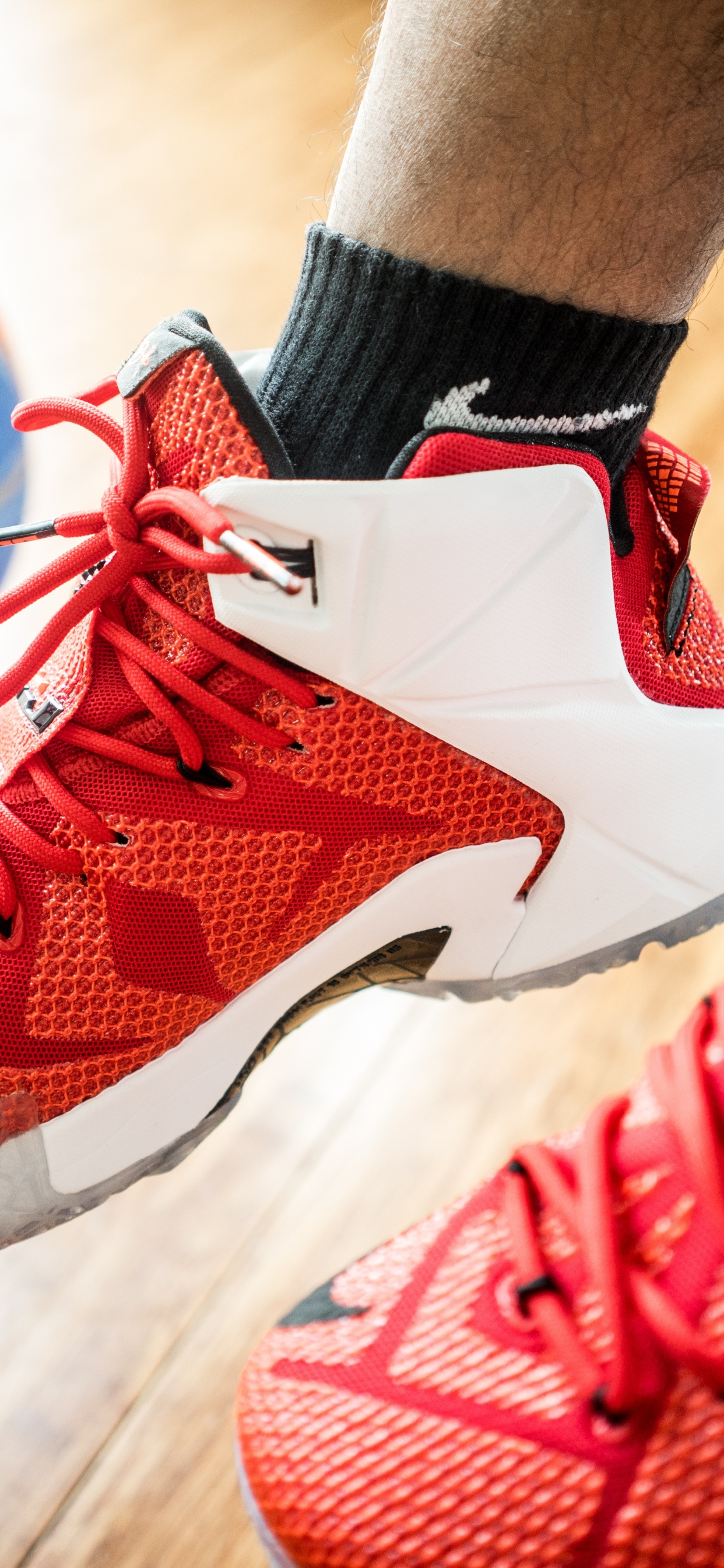 Personne Portant Des Chaussures de Basket-ball Nike Rouges. Wallpaper in 1242x2688 Resolution