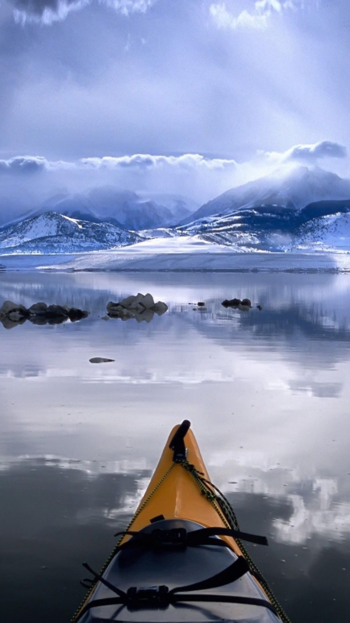 Montagne Couverte de Neige Près D'un Plan D'eau Pendant la Journée. Wallpaper in 720x1280 Resolution
