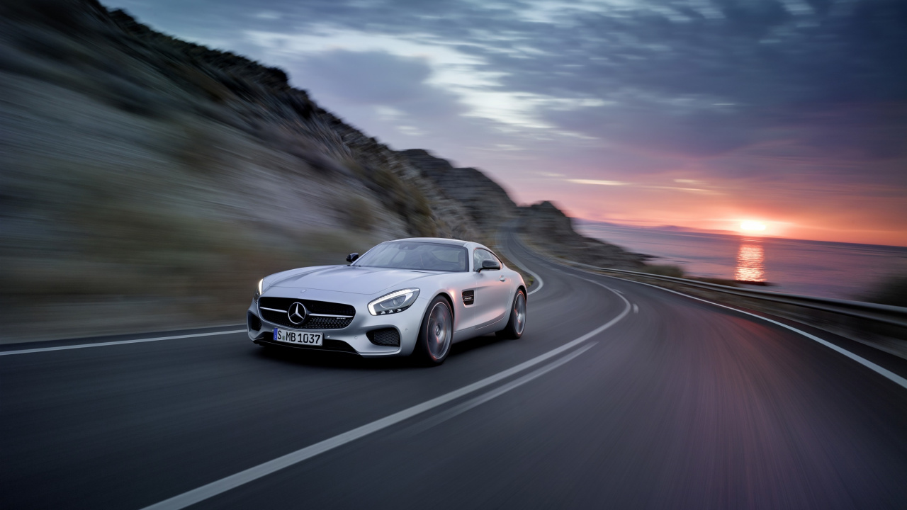 Weißes Mercedes Benz Coupé Tagsüber Unterwegs. Wallpaper in 1280x720 Resolution