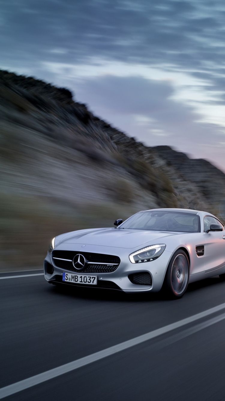 Weißes Mercedes Benz Coupé Tagsüber Unterwegs. Wallpaper in 750x1334 Resolution