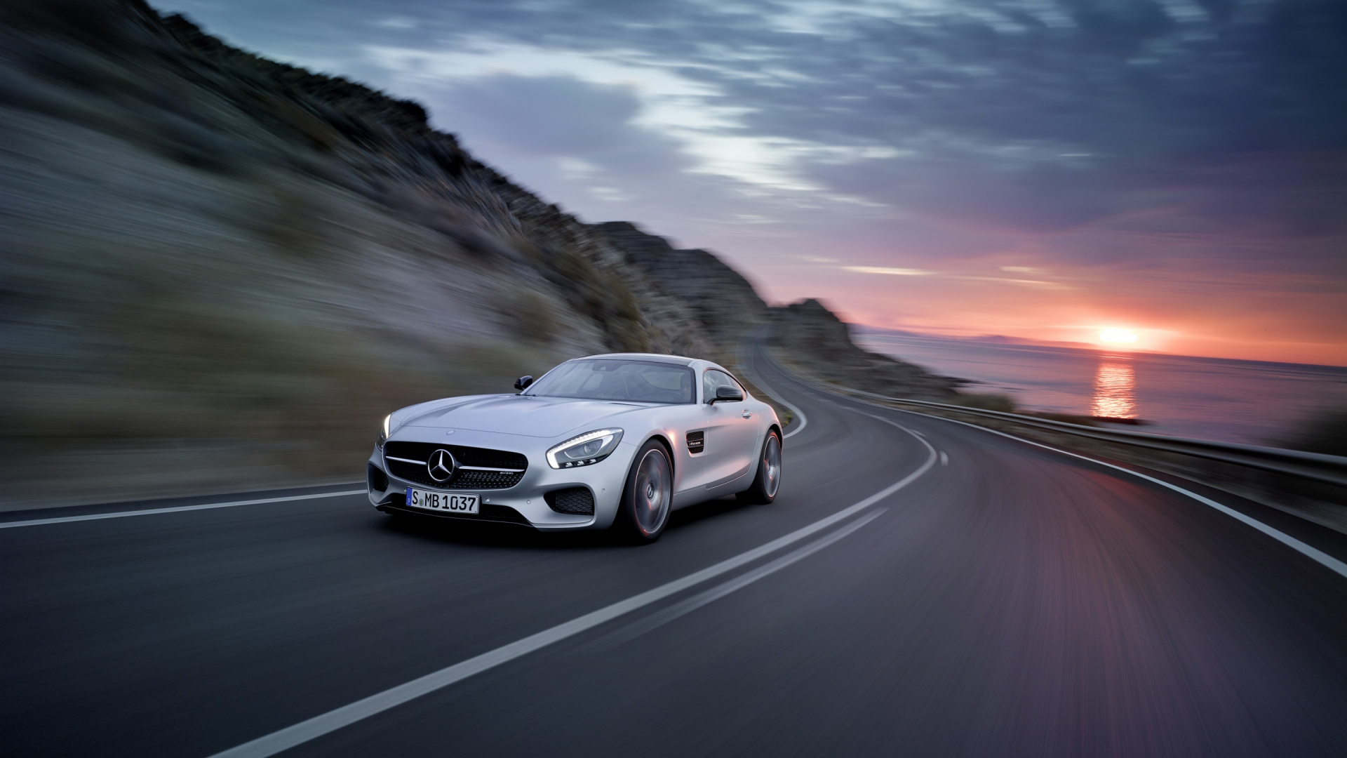 Mercedes Benz Coupé Blanc Sur Route Pendant la Journée. Wallpaper in 1920x1080 Resolution