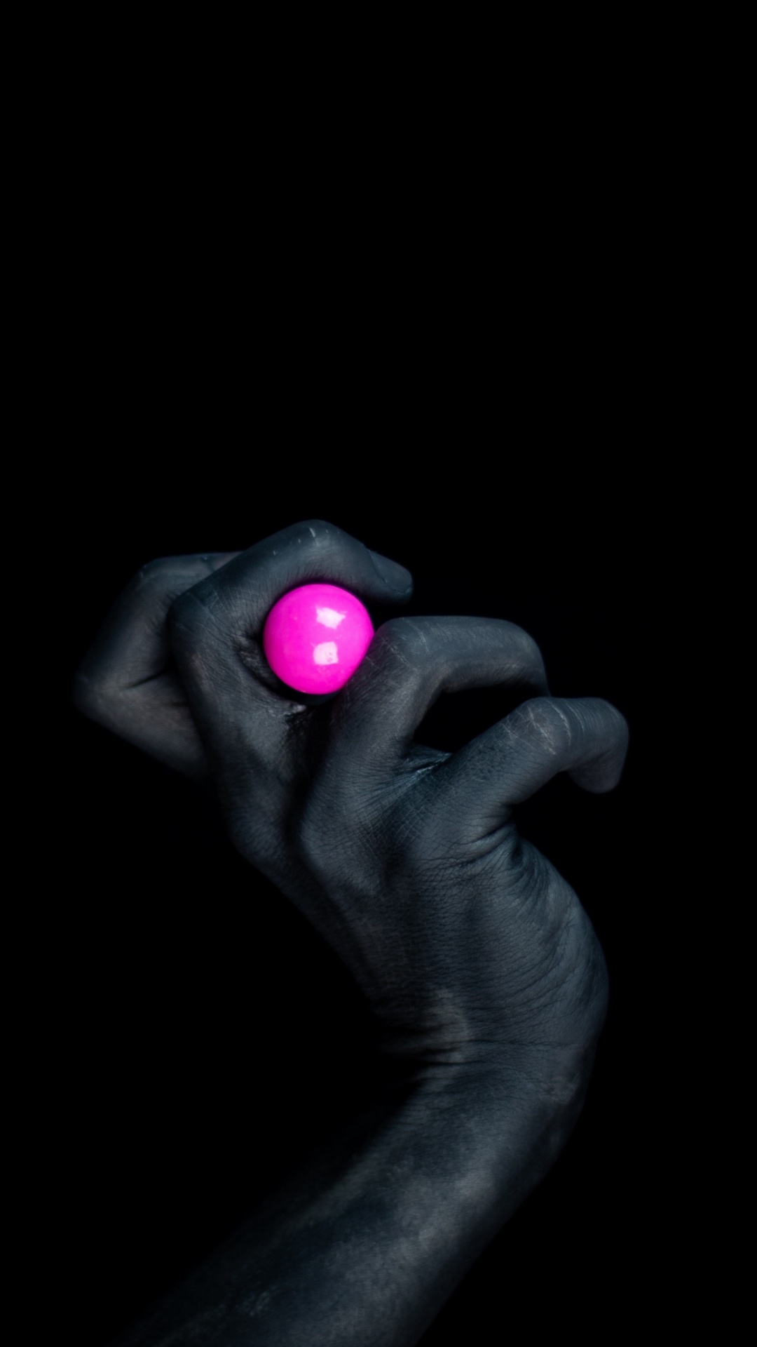 Personne Tenant un Ornement Rond Rouge. Wallpaper in 1080x1920 Resolution