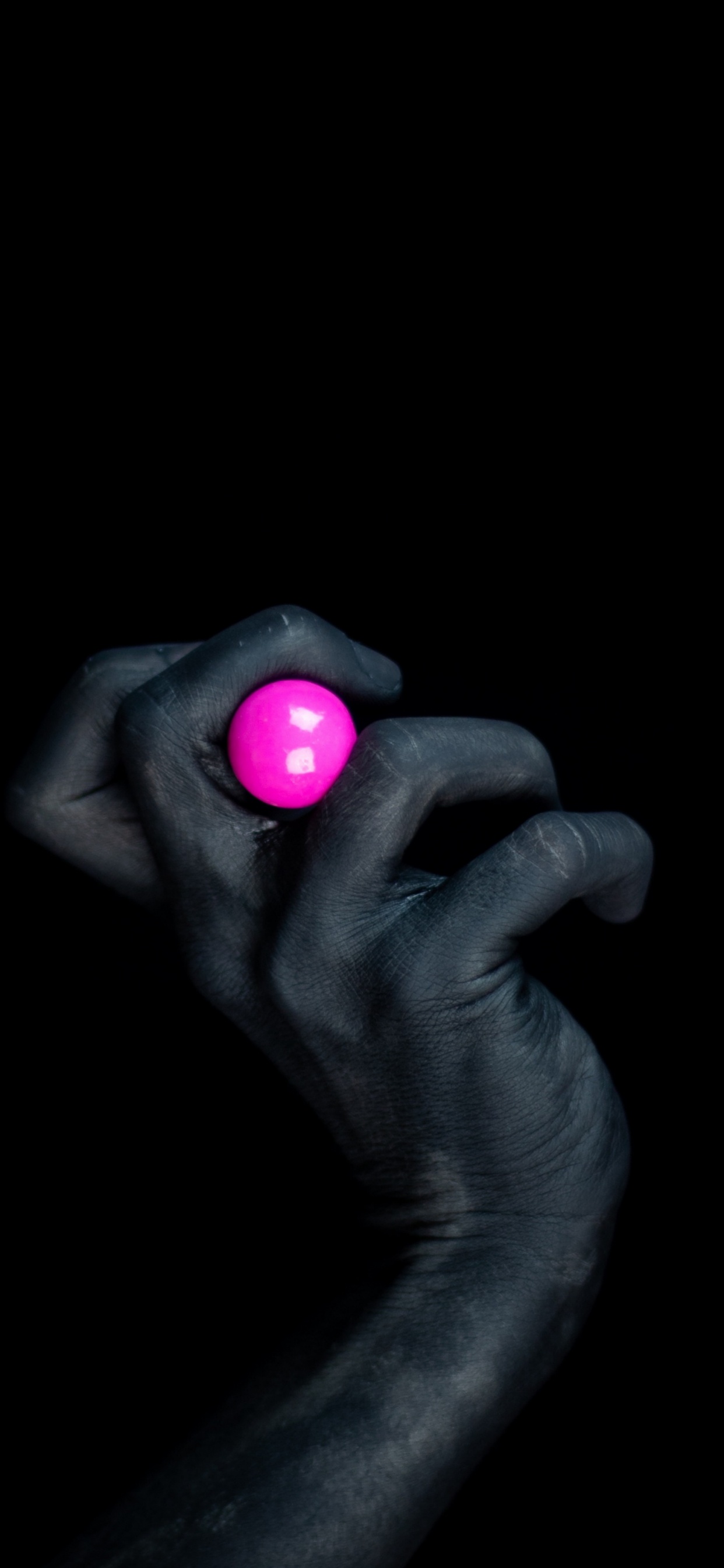 Personne Tenant un Ornement Rond Rouge. Wallpaper in 1242x2688 Resolution