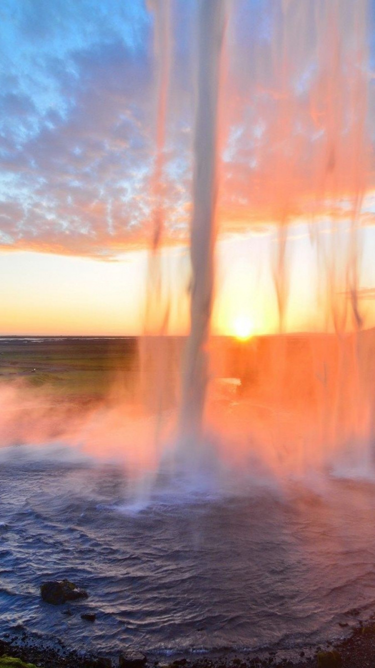 Tagsüber Grüne Wiese in Der Nähe Eines Gewässers Water. Wallpaper in 750x1334 Resolution