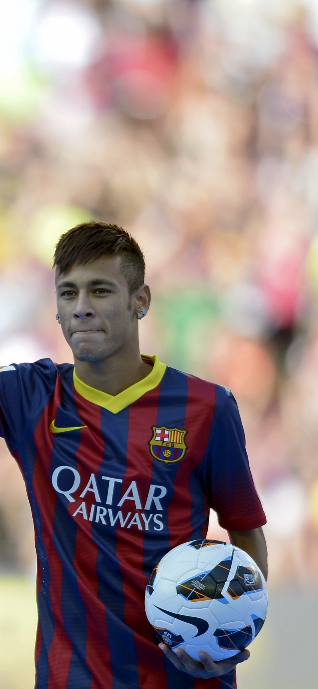 Niño en Camiseta de Fútbol Roja y Azul Levantando Las Manos. Wallpaper in 1242x2688 Resolution