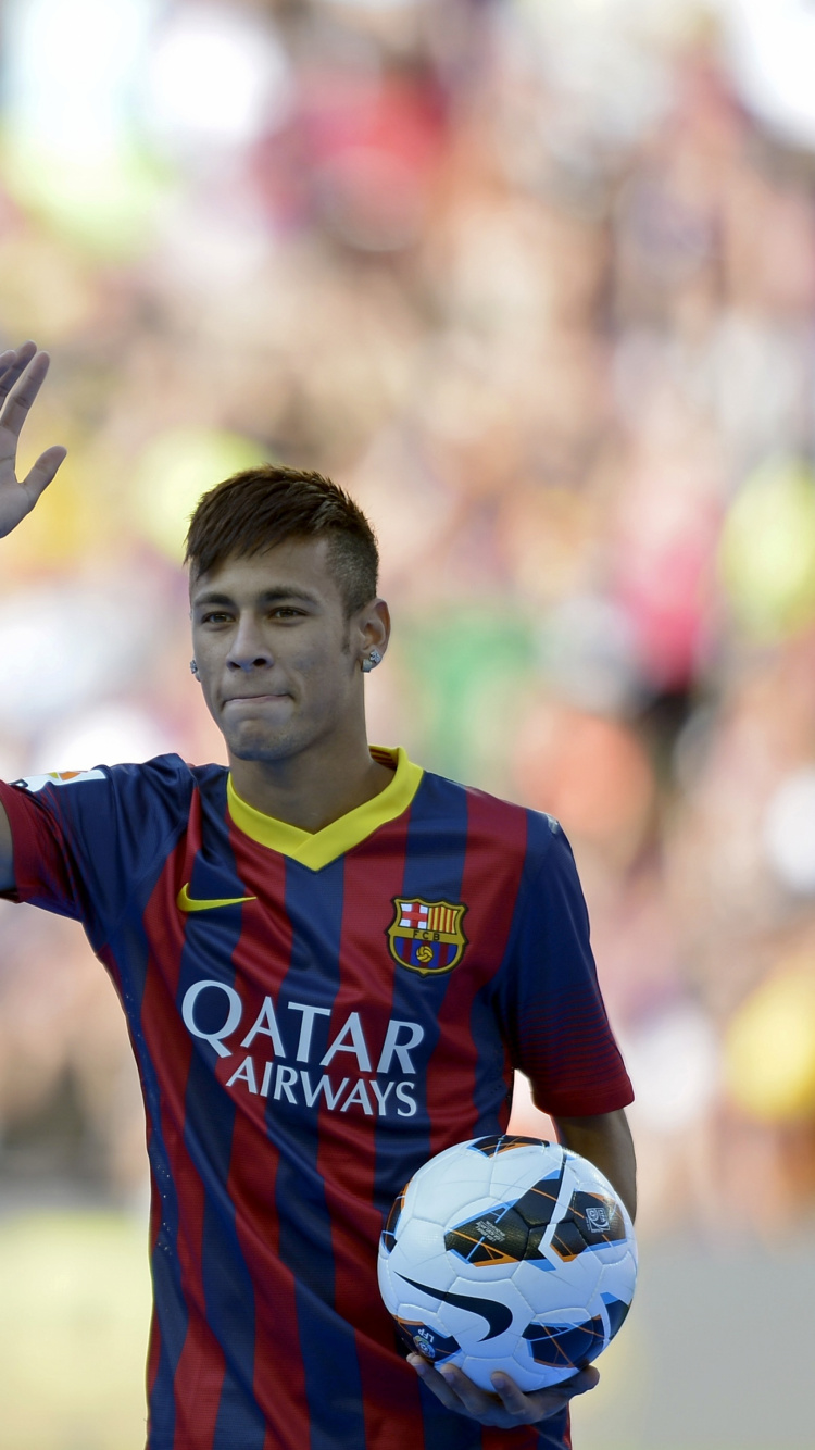 Niño en Camiseta de Fútbol Roja y Azul Levantando Las Manos. Wallpaper in 750x1334 Resolution