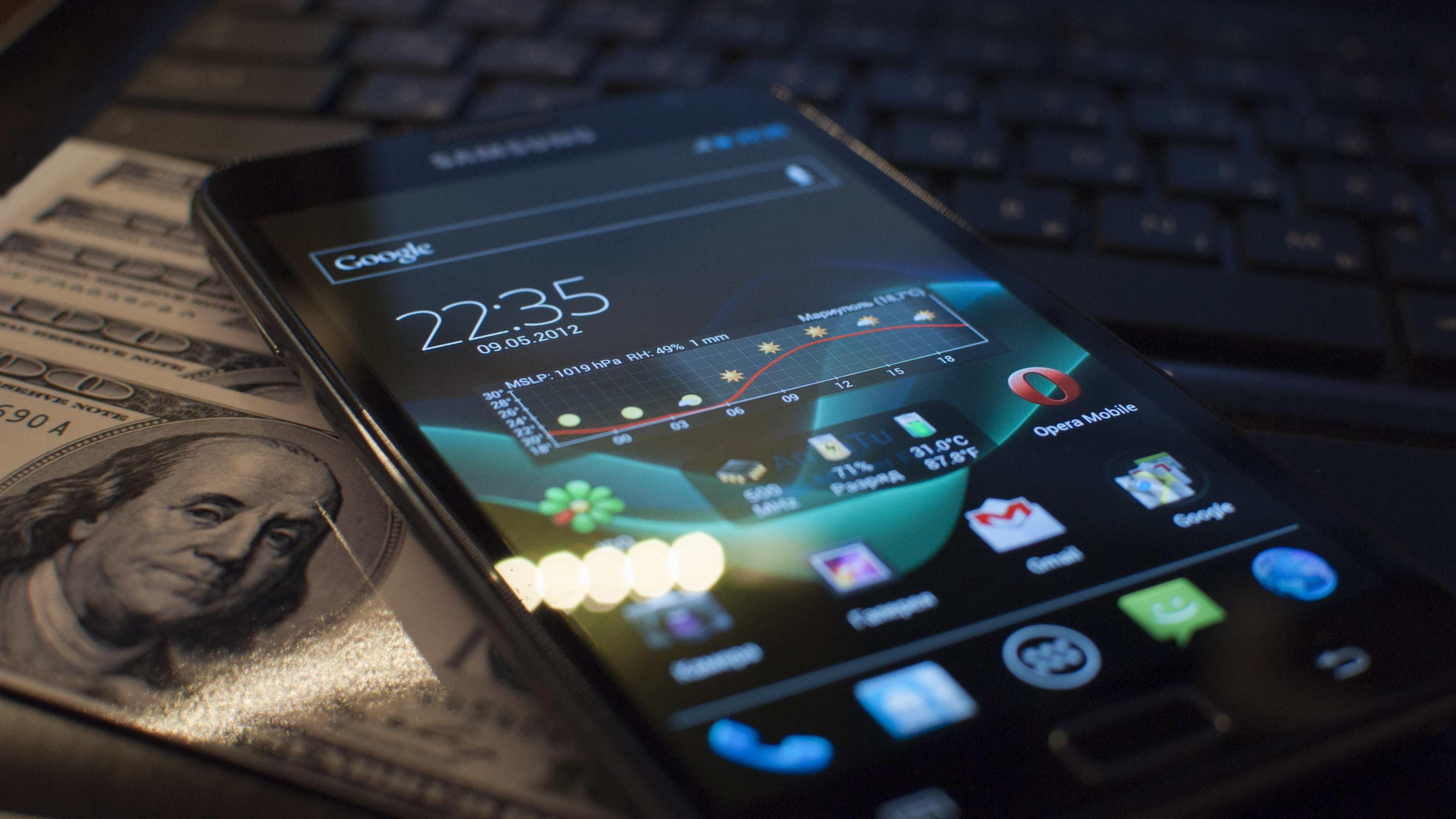 Smartphone Android Samsung Noir Sur Ordinateur Portable Noir. Wallpaper in 3840x2160 Resolution