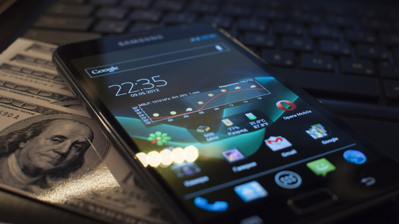 Schwarzes Samsung Android-Smartphone Auf Schwarzem Laptop-Computer. Wallpaper in 1280x720 Resolution