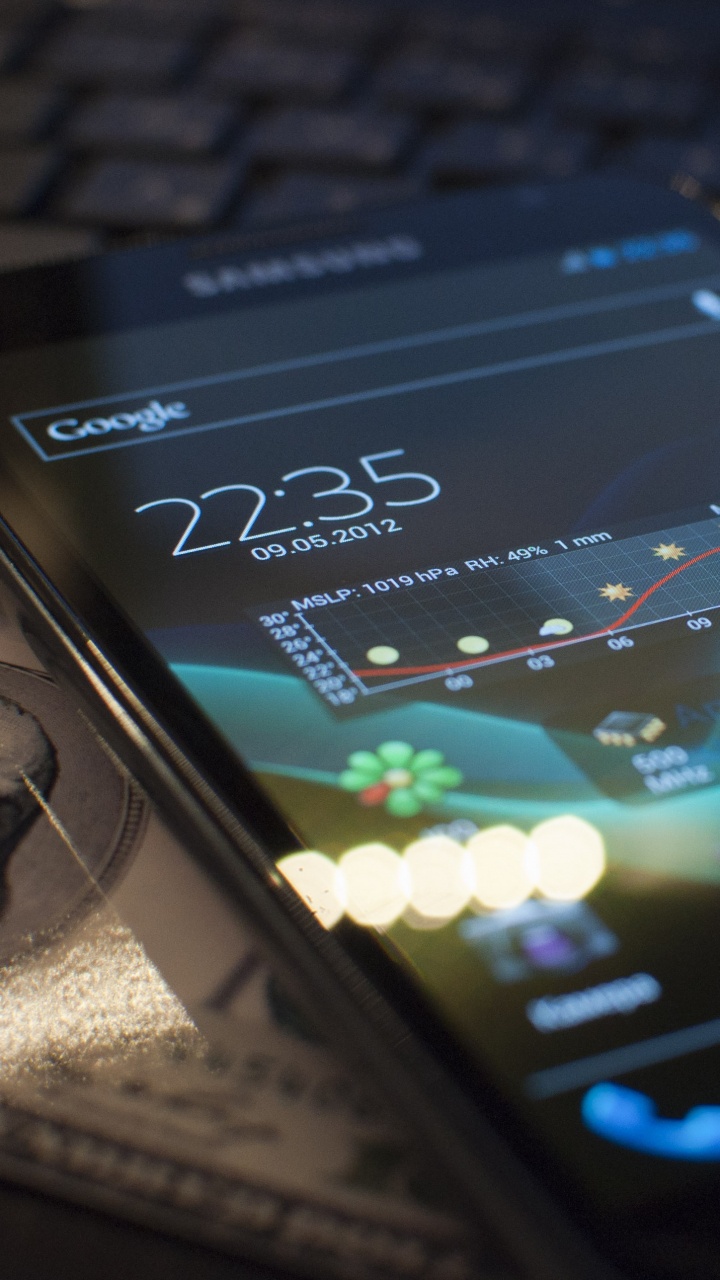 Schwarzes Samsung Android-Smartphone Auf Schwarzem Laptop-Computer. Wallpaper in 720x1280 Resolution