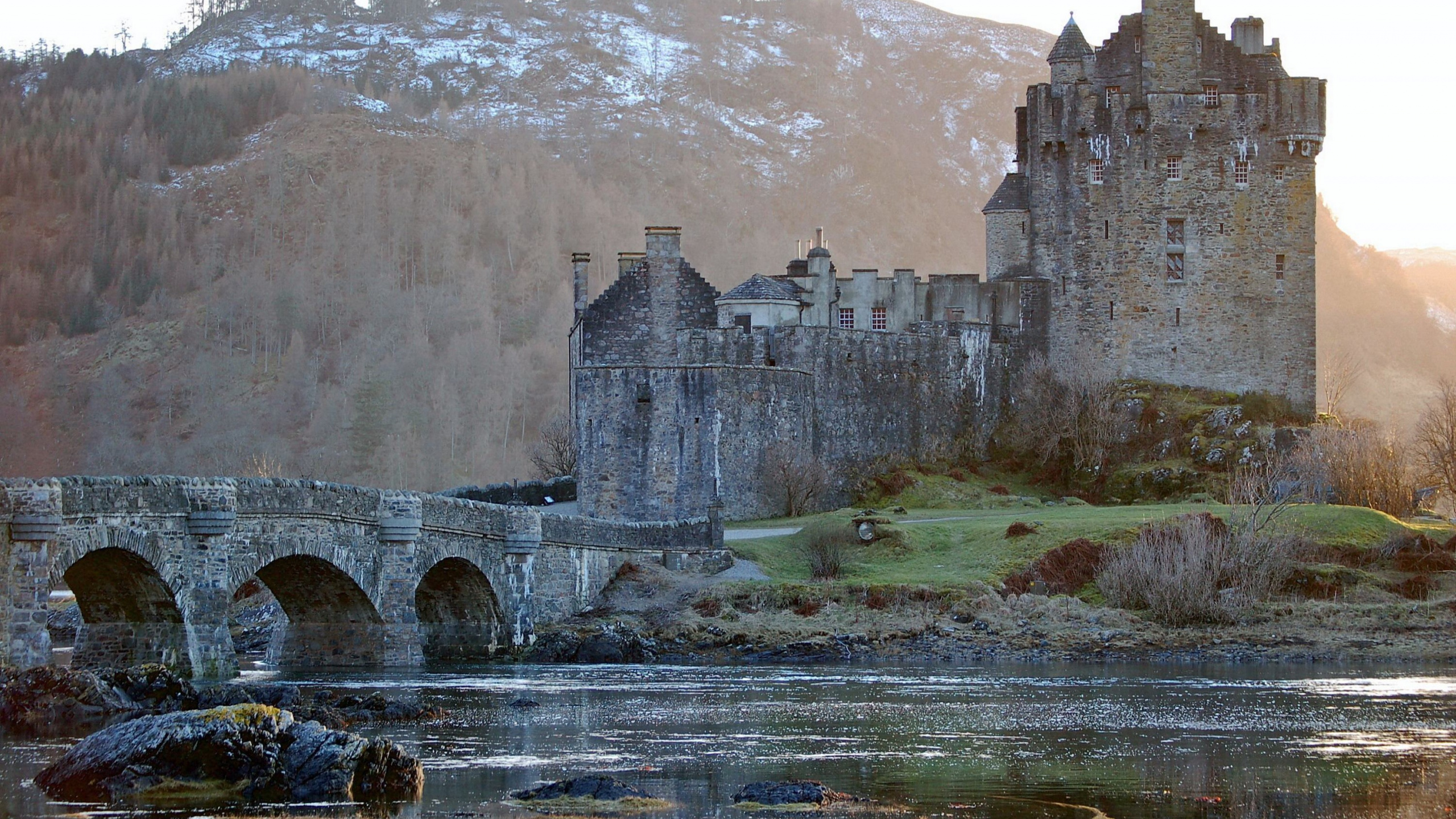 Bâtiment en Béton Gris Près D'un Plan D'eau Pendant la Journée. Wallpaper in 2560x1440 Resolution