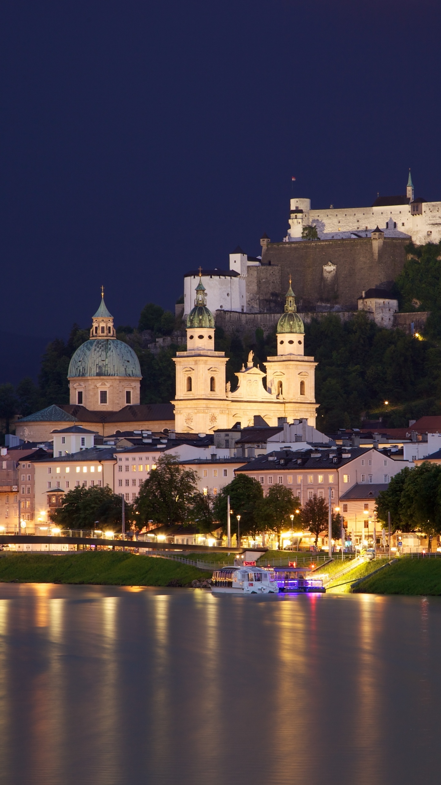 Edificio de Hormigón Blanco y Marrón Cerca Del Cuerpo de Agua Durante la Noche. Wallpaper in 1440x2560 Resolution