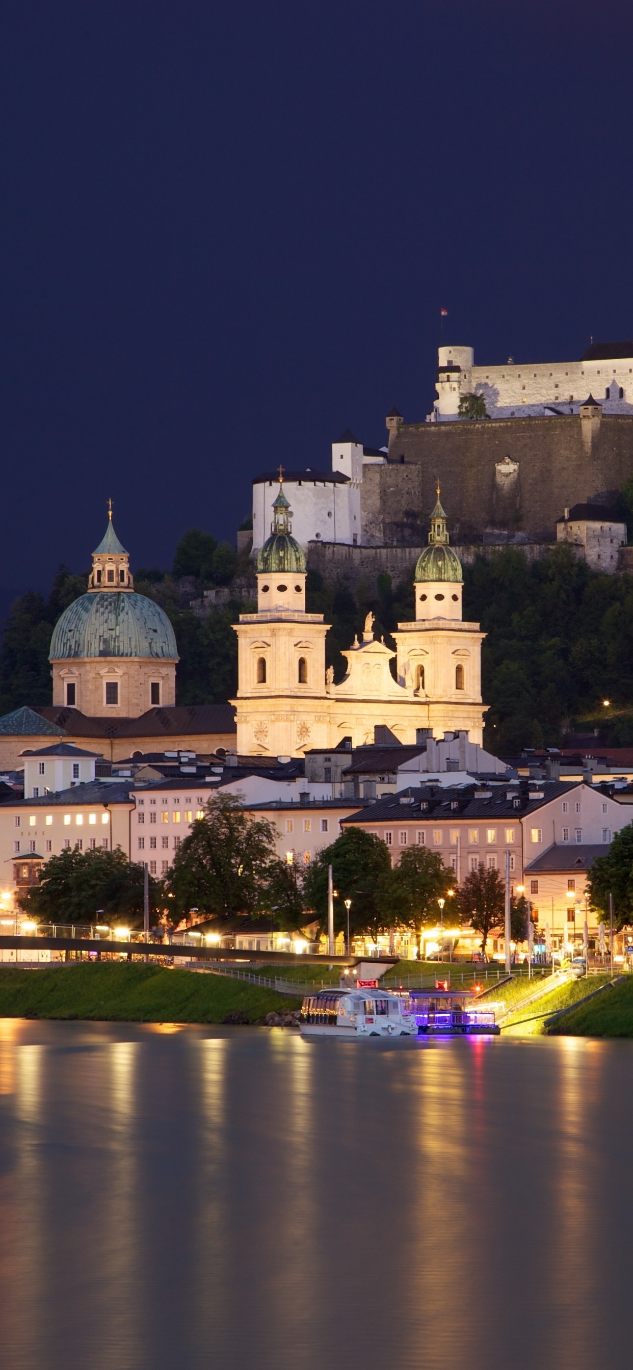 Weißes Und Braunes Betongebäude in Der Nähe Eines Gewässers Während Der Nacht. Wallpaper in 1242x2688 Resolution