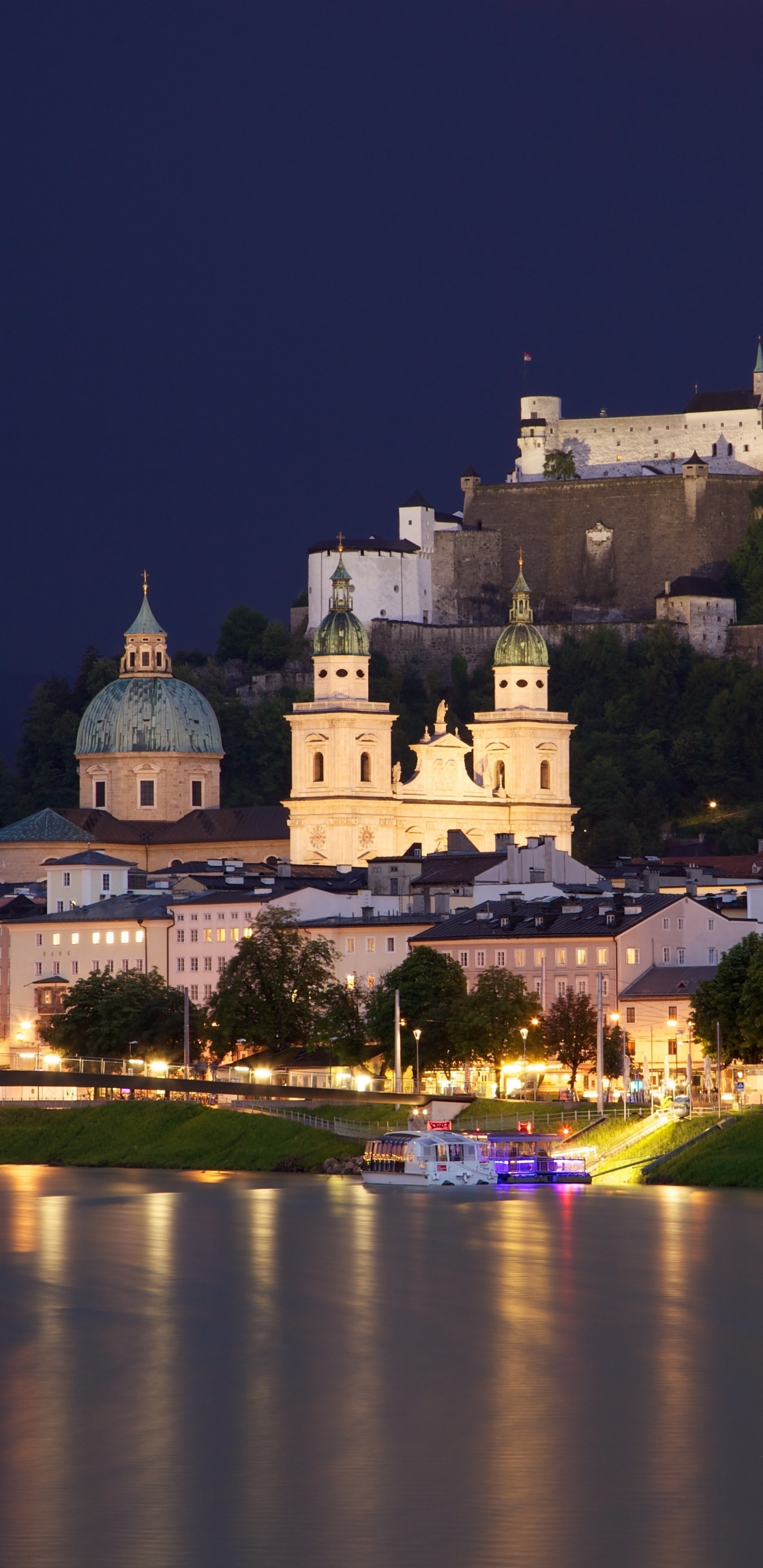 Weißes Und Braunes Betongebäude in Der Nähe Eines Gewässers Während Der Nacht. Wallpaper in 1440x2960 Resolution