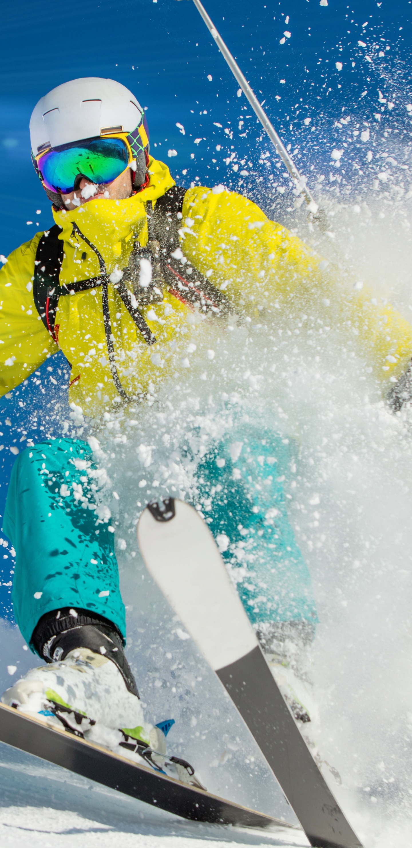 Persona Con Chaqueta Amarilla y Casco Rojo Montando en Snowboard Blanco y Rojo Durante el Día. Wallpaper in 1440x2960 Resolution