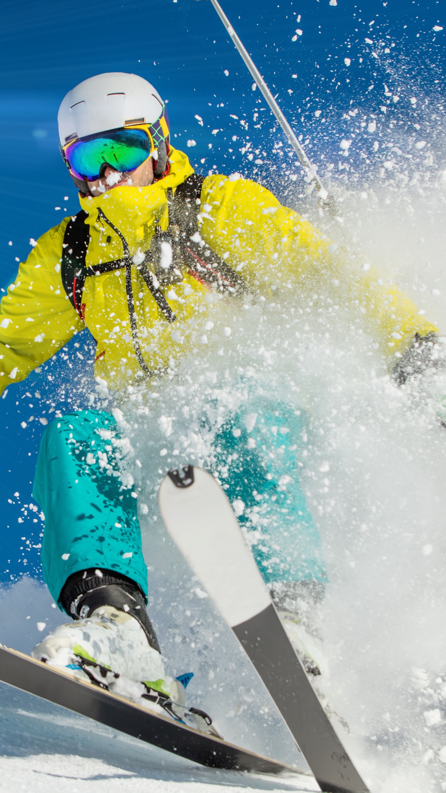 Person in Gelber Jacke Und Rotem Helm, Die Tagsüber Auf Weißem Und Rotem Snowboard Fährt. Wallpaper in 1440x2560 Resolution