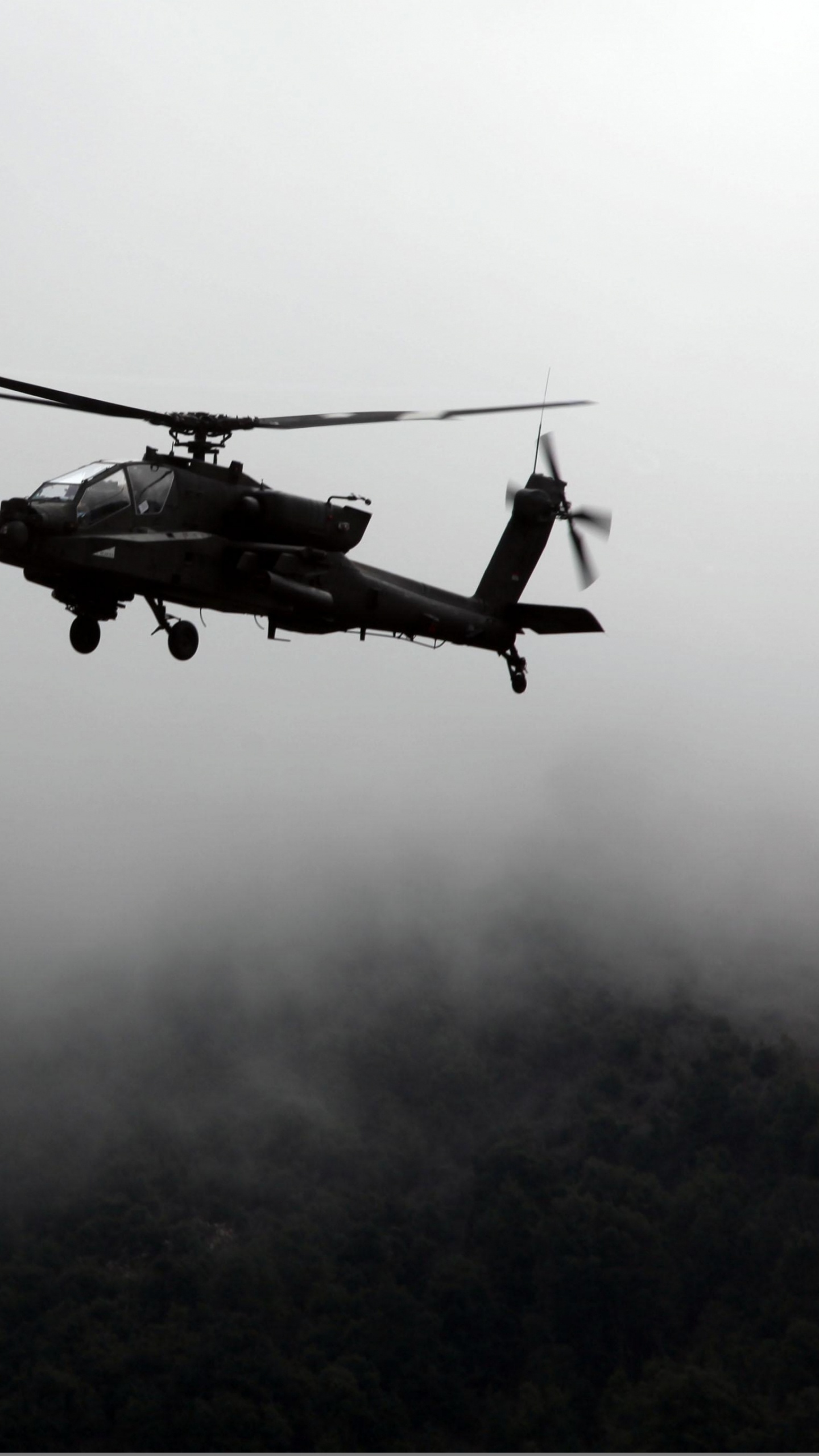 Helicóptero Negro Volando Sobre Las Nubes. Wallpaper in 1440x2560 Resolution