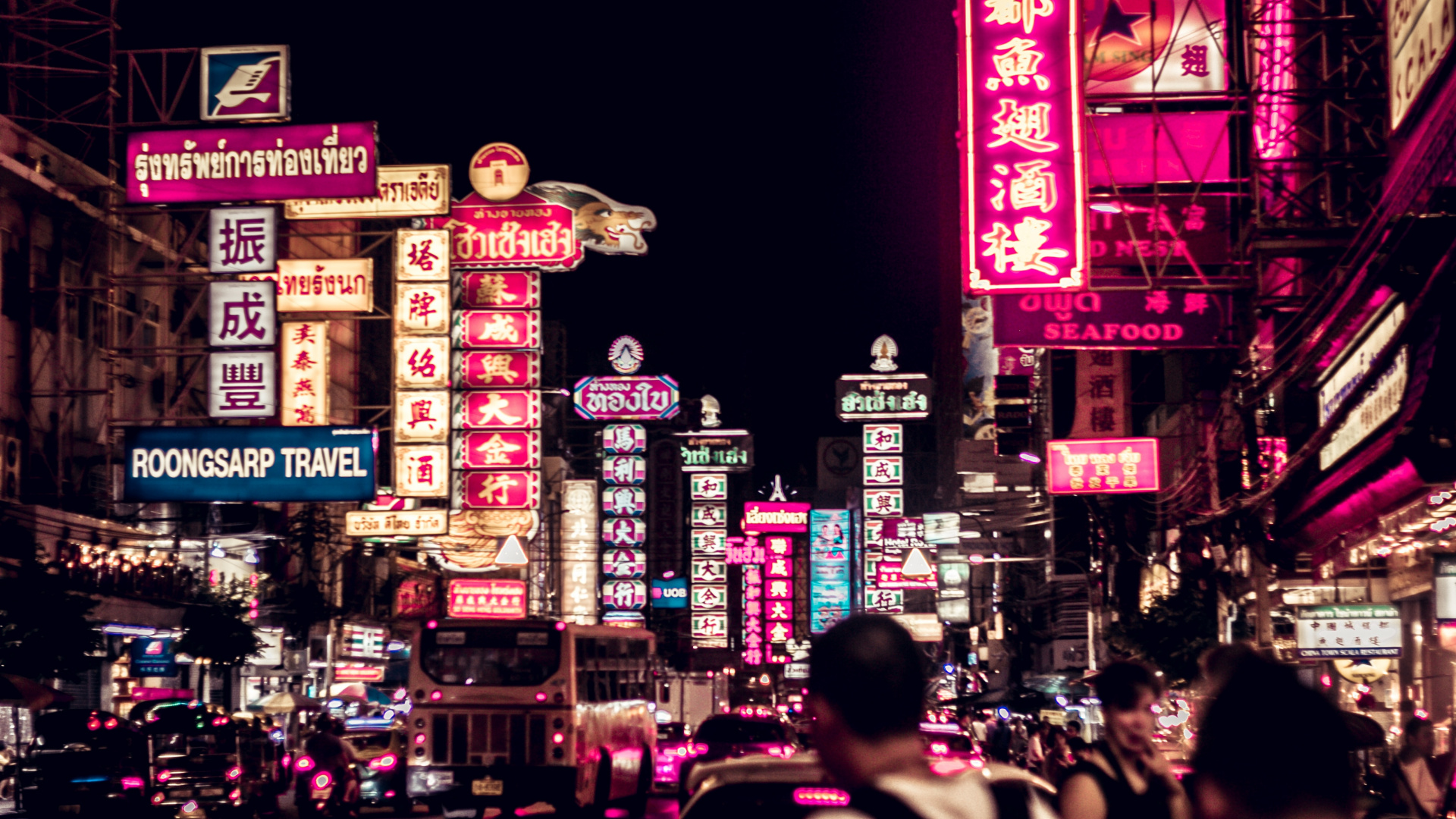 Leute, Die Nachts Auf Der Straße Gehen. Wallpaper in 1920x1080 Resolution