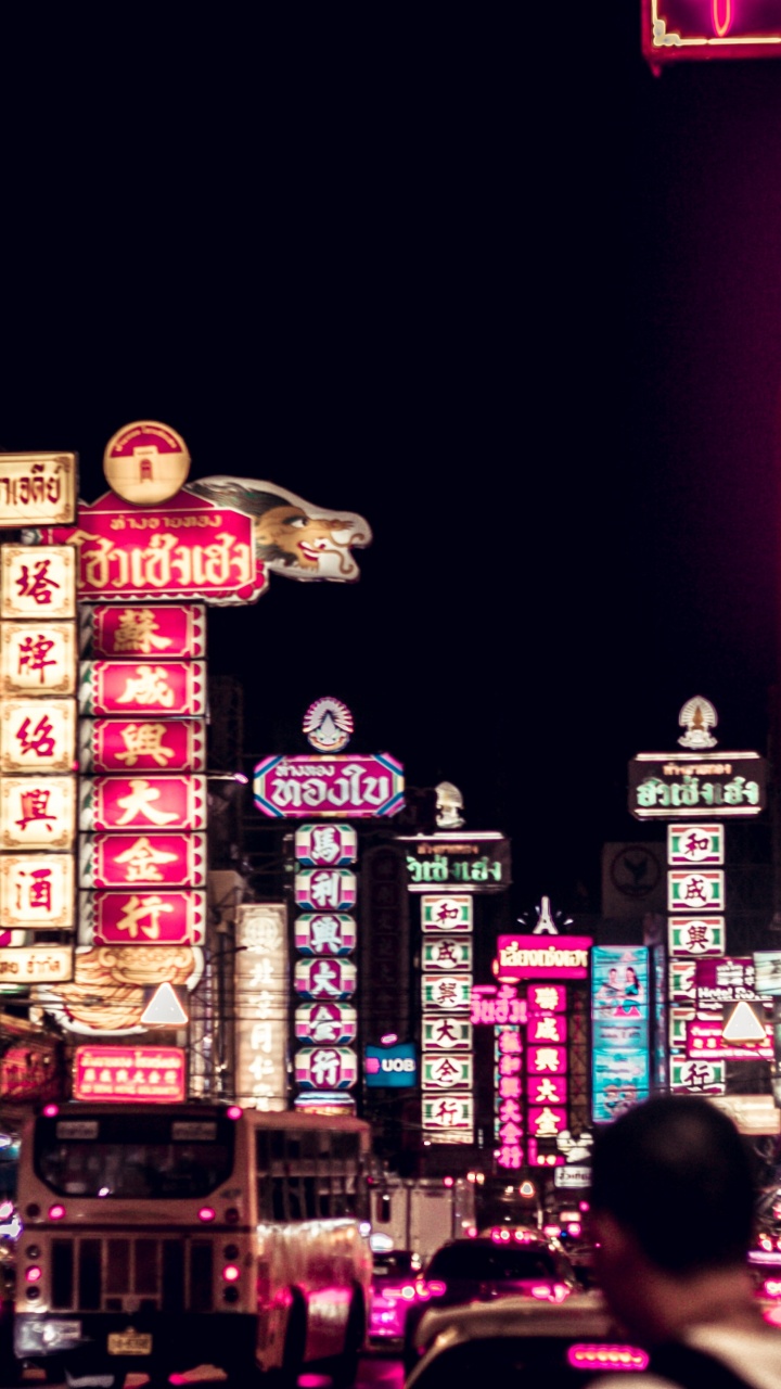 Leute, Die Nachts Auf Der Straße Gehen. Wallpaper in 720x1280 Resolution