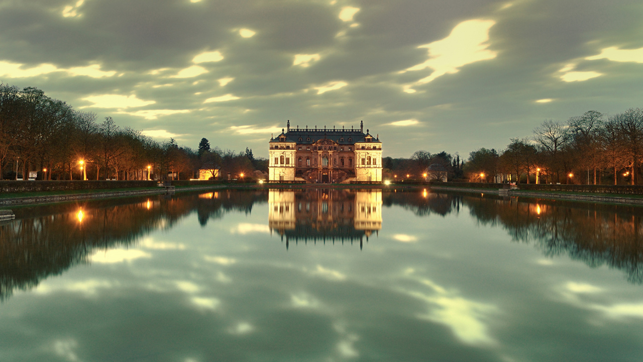 Bâtiment en Béton Marron et Blanc Près D'un Plan D'eau Pendant la Journée. Wallpaper in 1280x720 Resolution