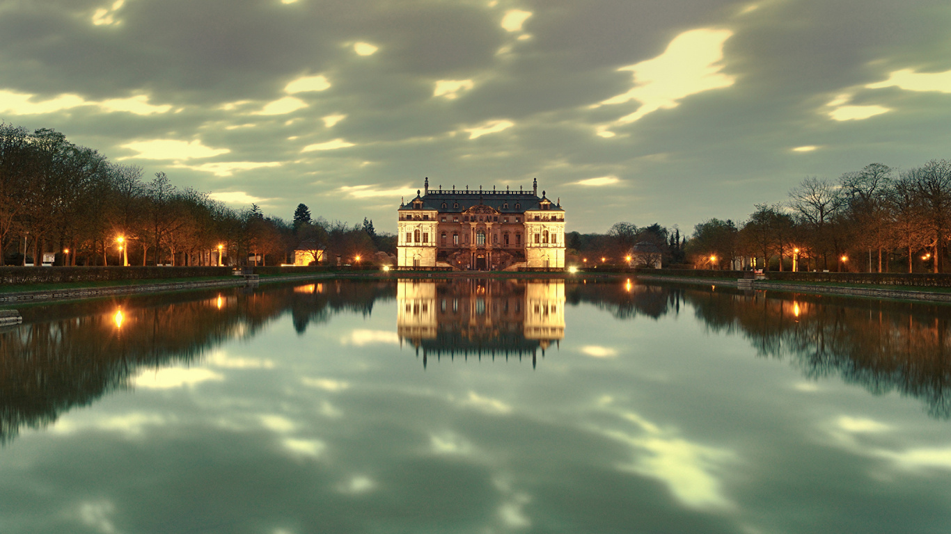 Bâtiment en Béton Marron et Blanc Près D'un Plan D'eau Pendant la Journée. Wallpaper in 1366x768 Resolution