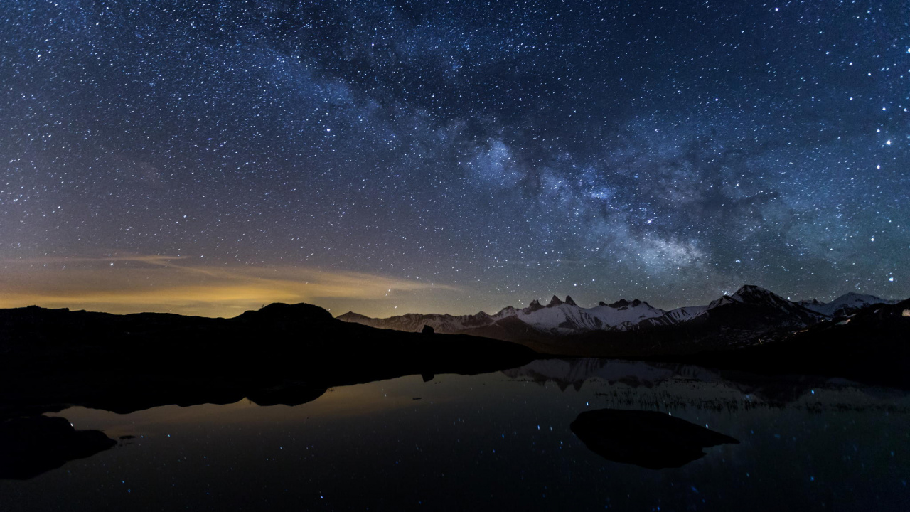 Silueta de Montaña Cerca Del Cuerpo de Agua Bajo la Noche Estrellada. Wallpaper in 1280x720 Resolution