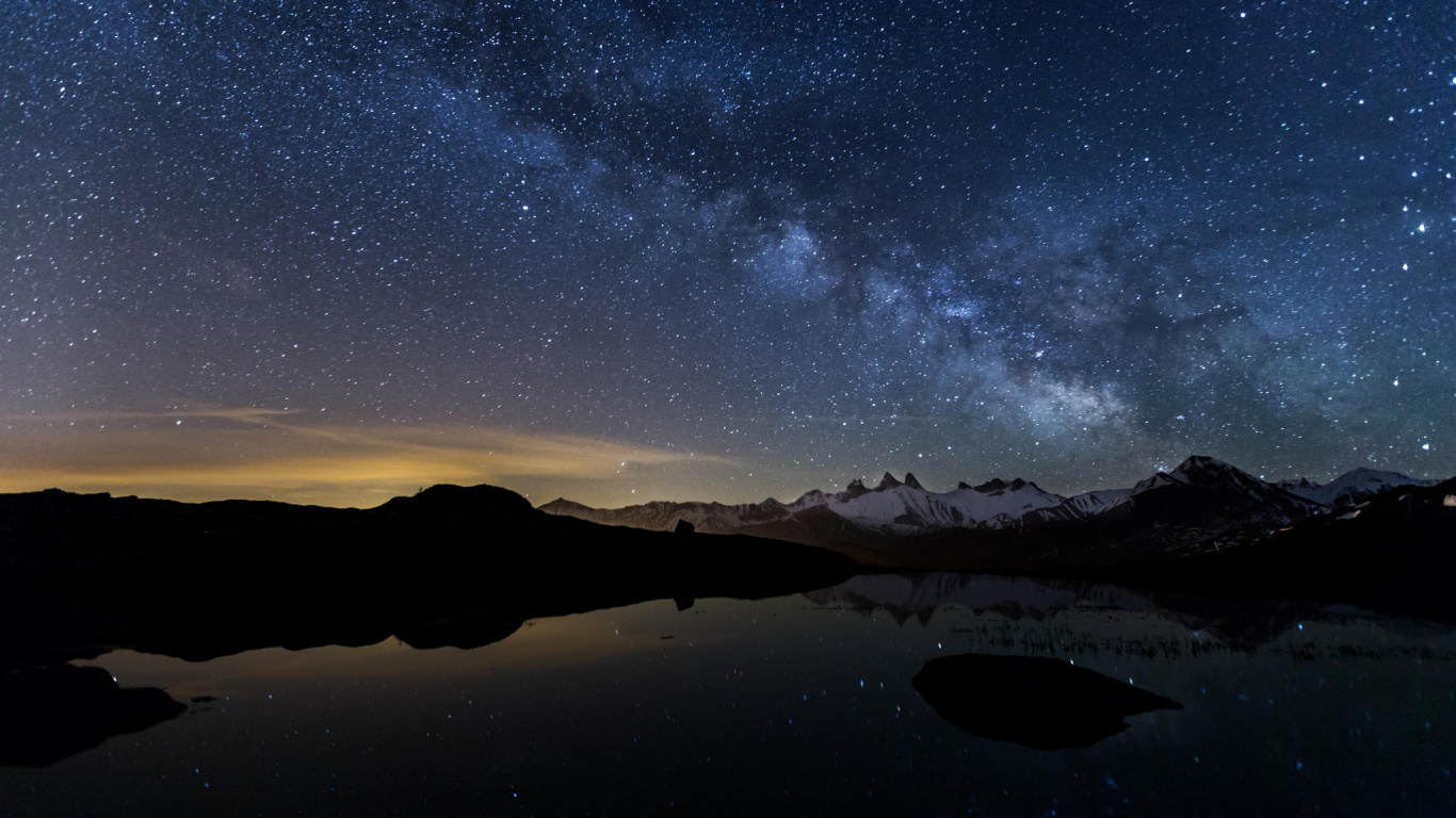 Silueta de Montaña Cerca Del Cuerpo de Agua Bajo la Noche Estrellada. Wallpaper in 1366x768 Resolution