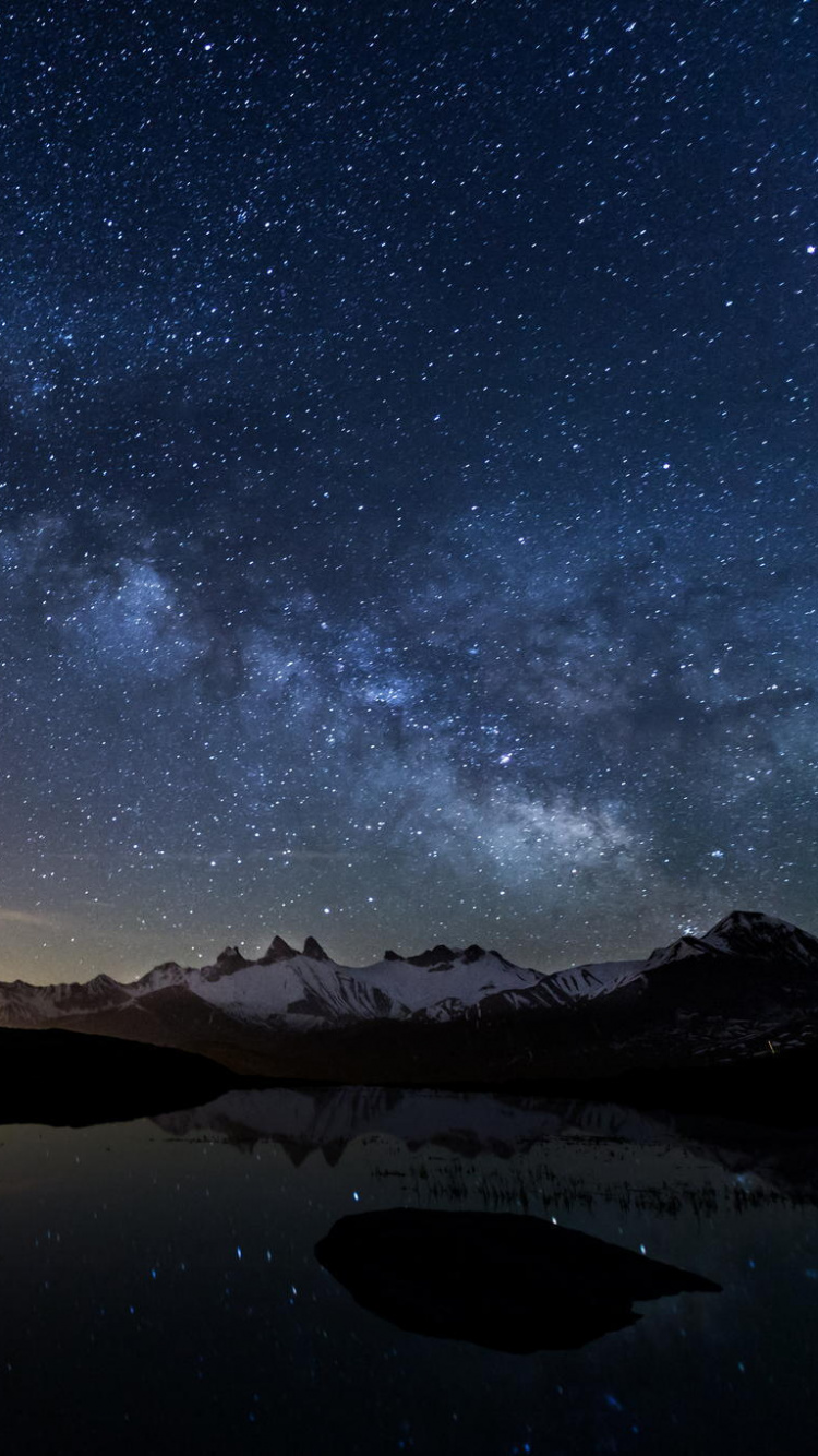Silhouette de Montagne Près D'un Plan D'eau Sous la Nuit Étoilée. Wallpaper in 750x1334 Resolution