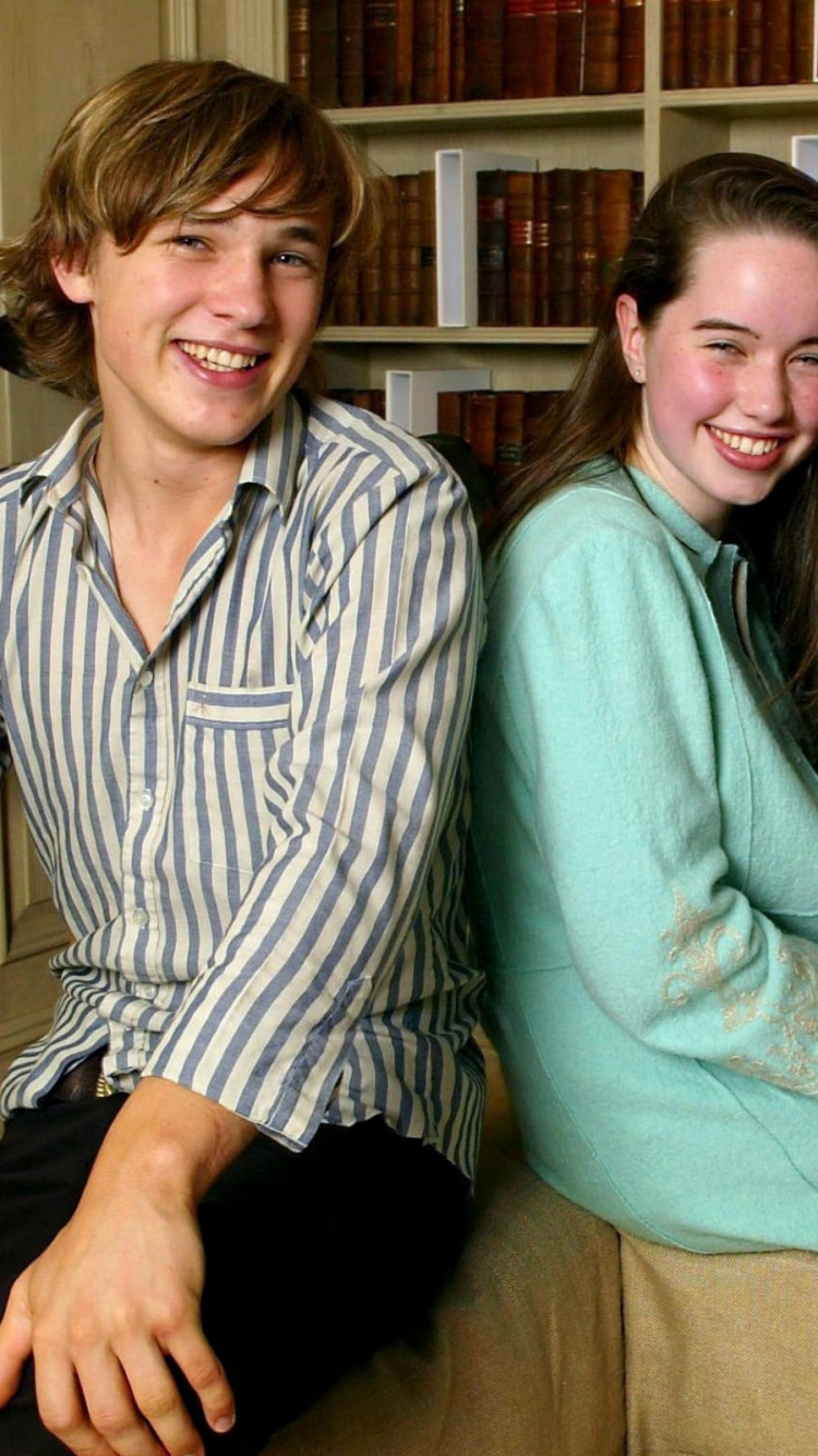 Sitting, Conversation, Dating, Fun, Actor. Wallpaper in 750x1334 Resolution