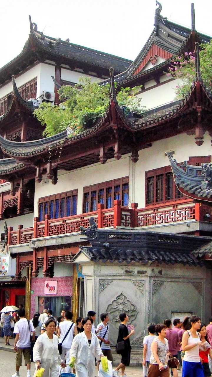 Personnes Marchant Dans la Rue Près D'un Bâtiment en Béton Rouge et Blanc Pendant la Journée. Wallpaper in 720x1280 Resolution