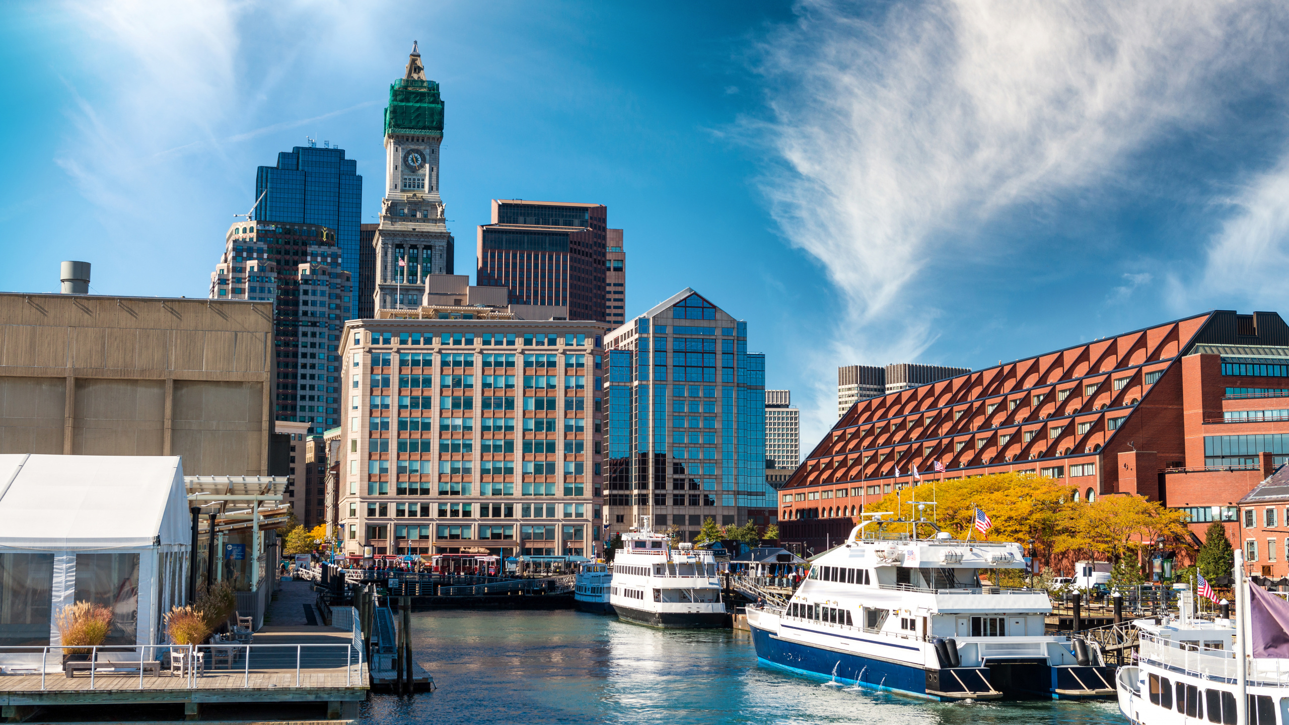 White and Blue Boat on Dock Near City Buildings During Daytime. Wallpaper in 2560x1440 Resolution